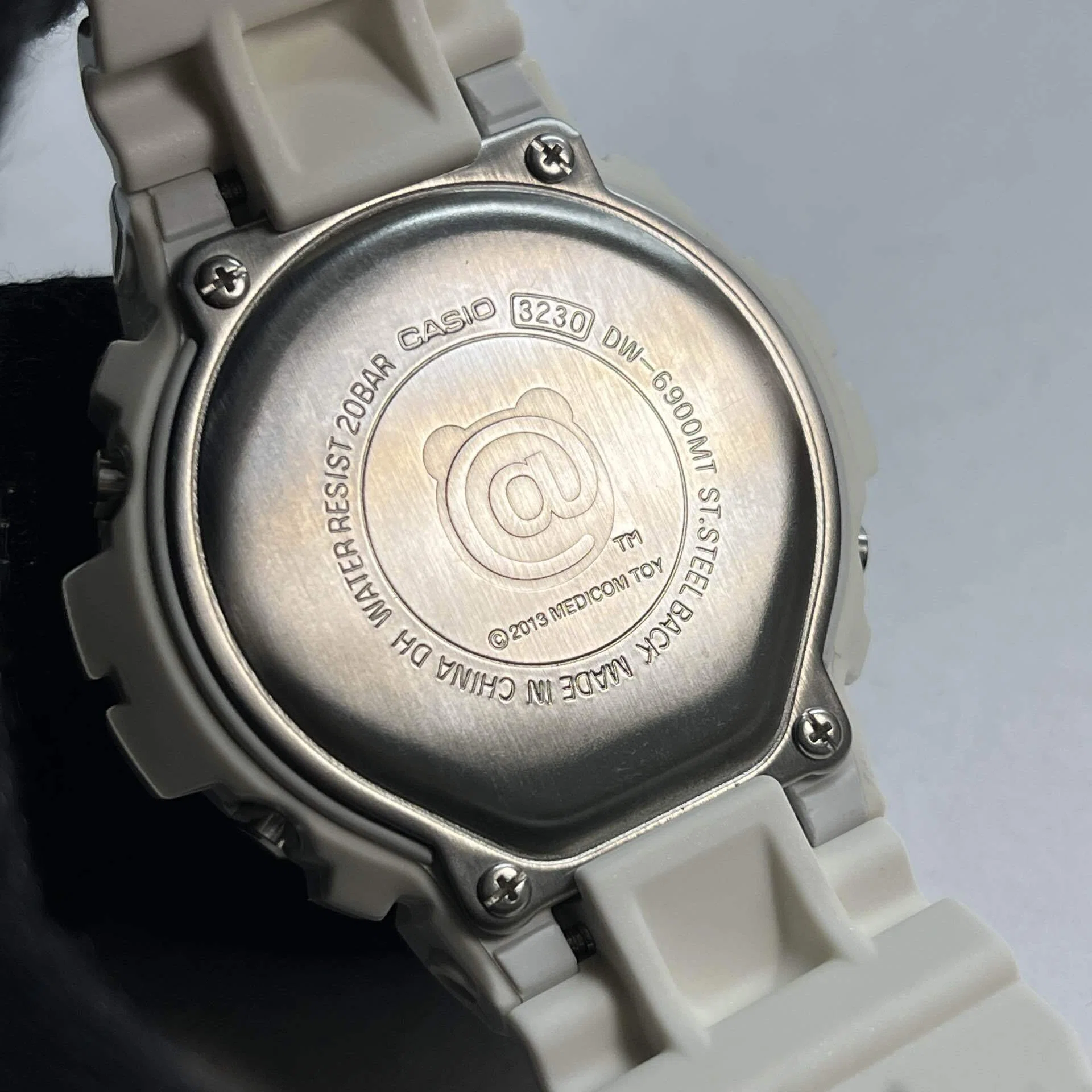 ポップな外観に秘めたタフネスと遊び心。GSHOCK×MEDICOM TOY「DW