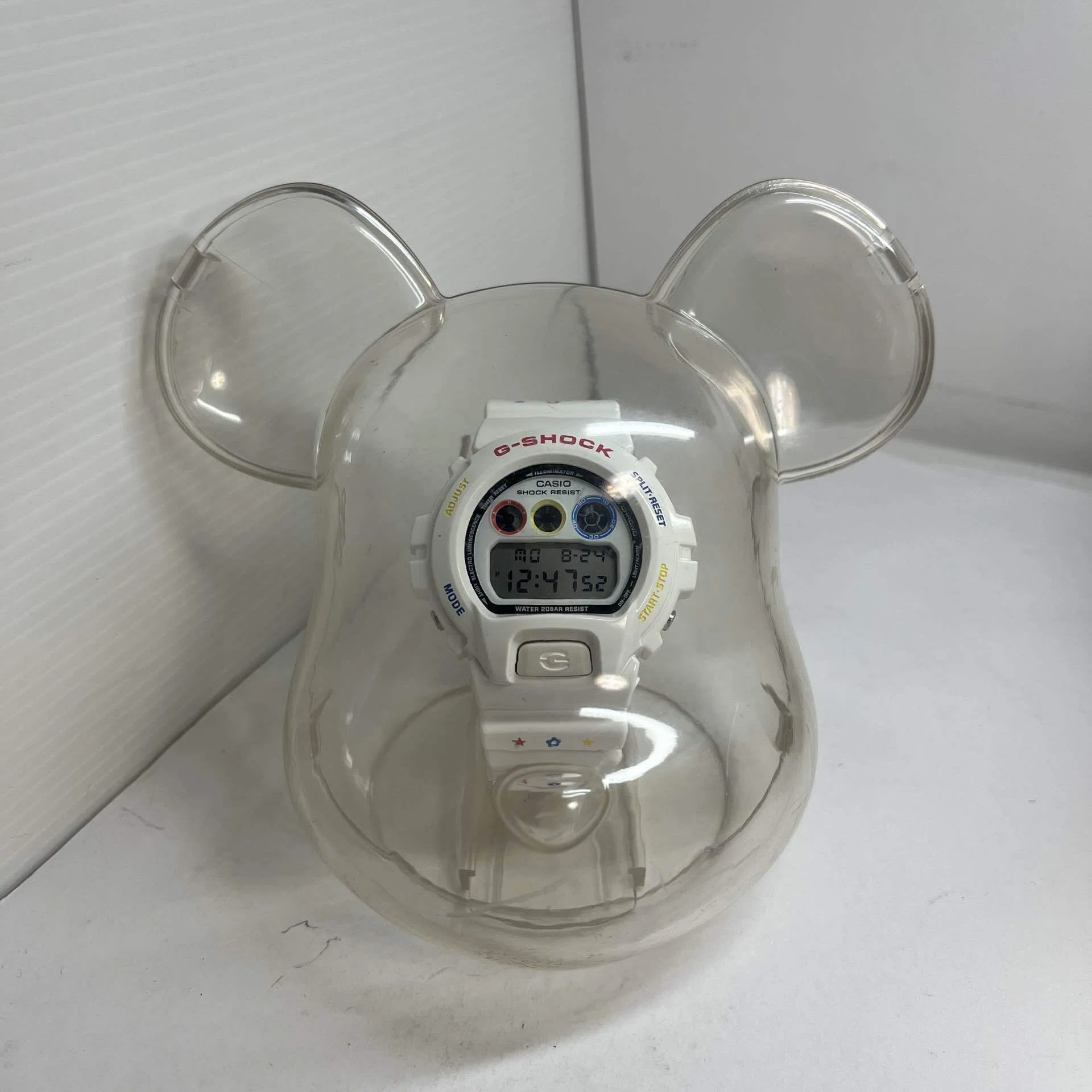 ポップな外観に秘めたタフネスと遊び心。GSHOCK×MEDICOM TOY「DW