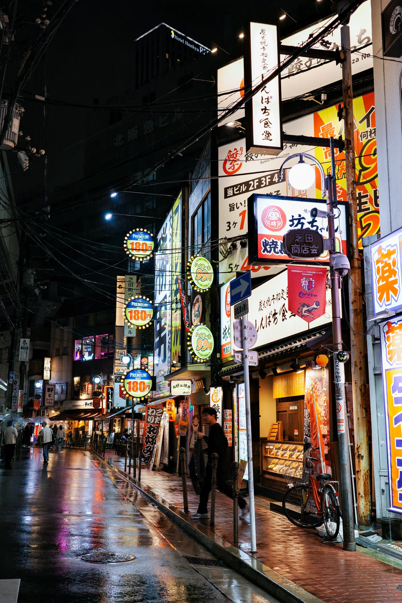 雨上がりの夜、GRⅢxと街へ。路面が鏡に変わる魔法の時間を撮る