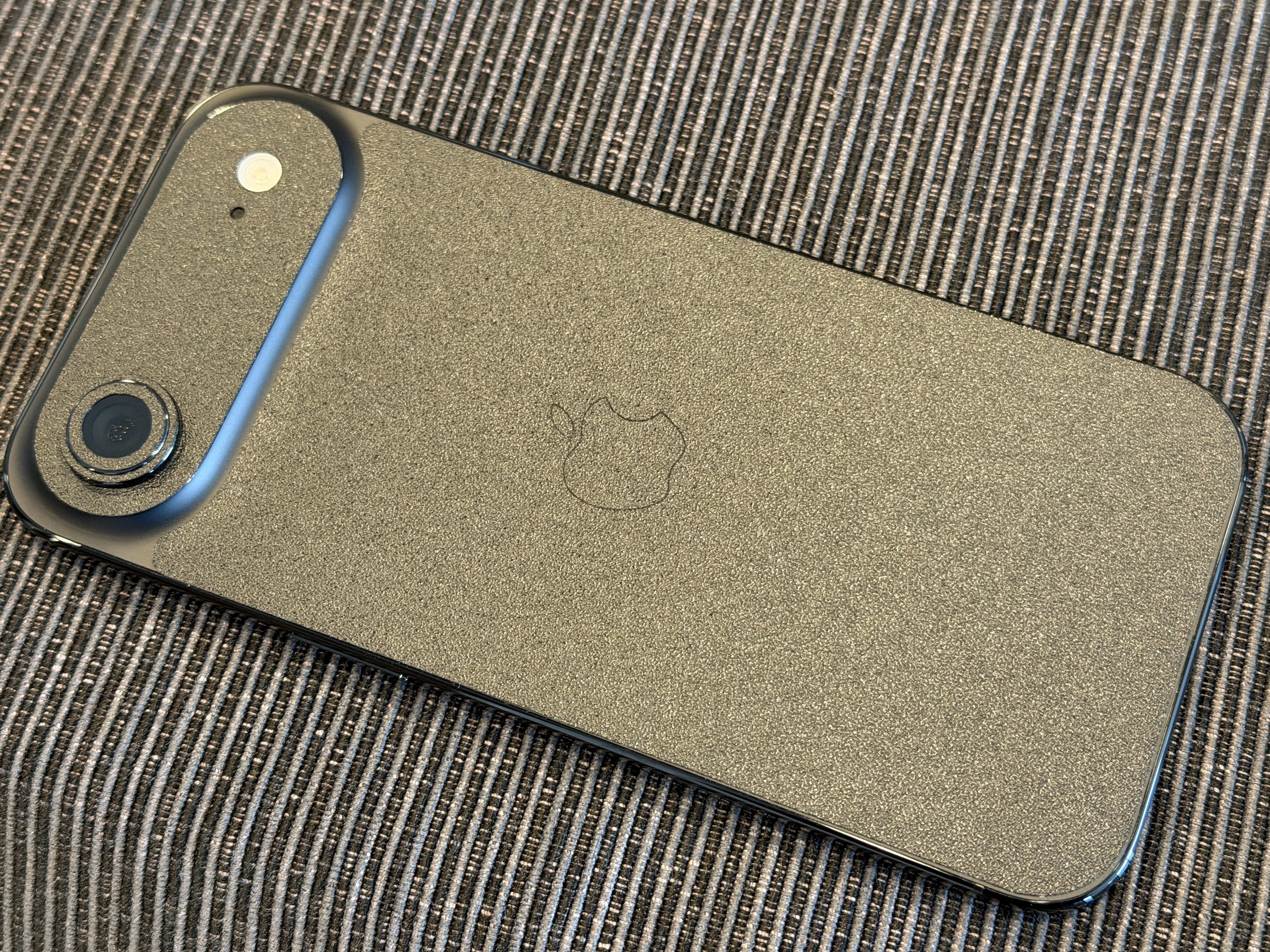 iPhone Airを着せ替えてみた。純正バンパー・ストラップ・wraplusを