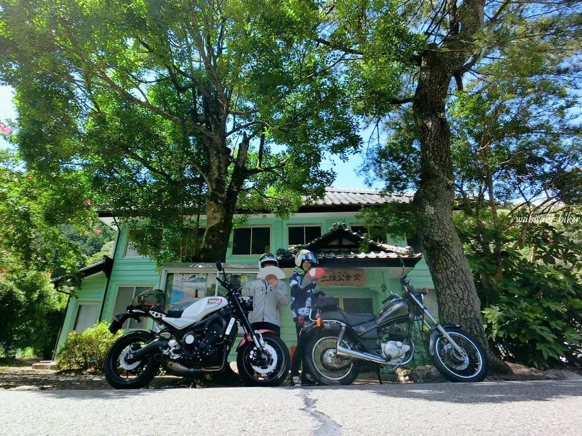 二俣公会堂前に並べた2台のバイクと、扇子を手にした夫婦の夏のお散歩ツーリング写真