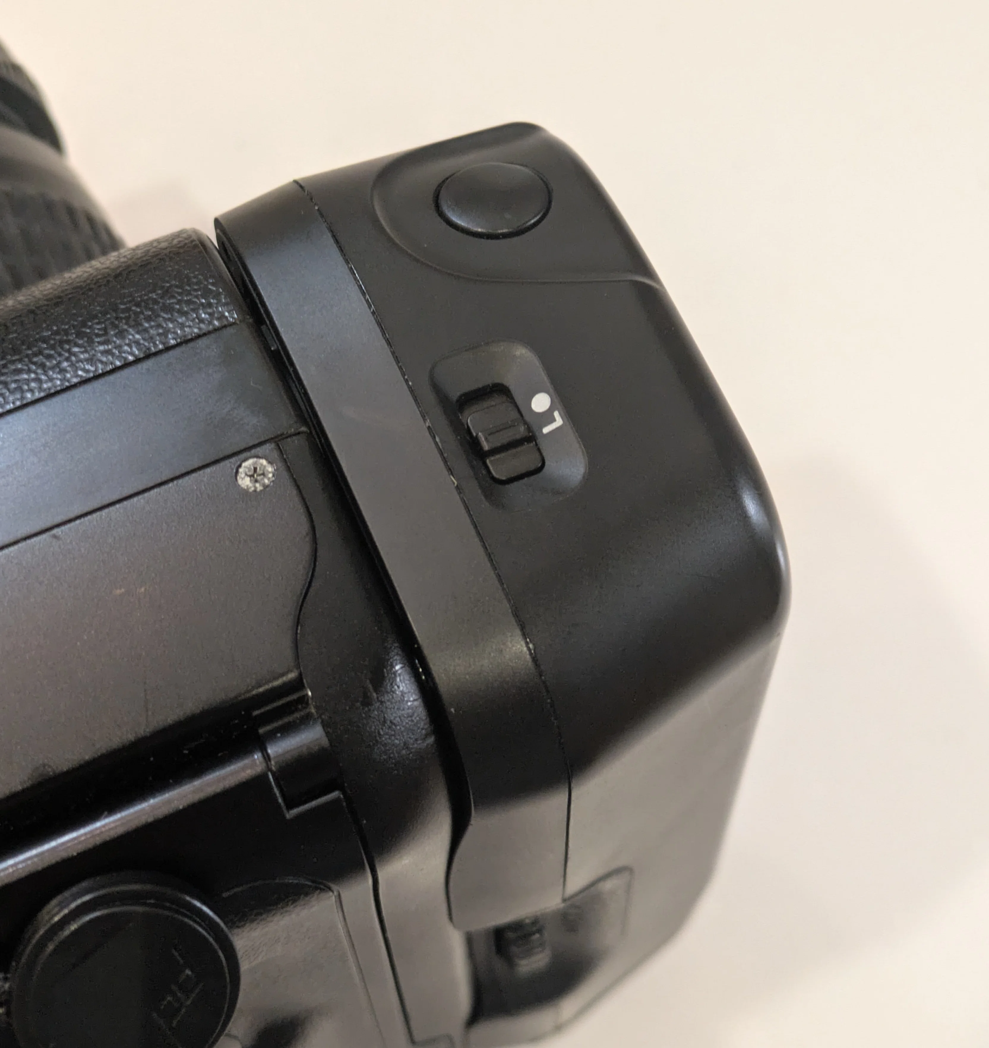 Nikon U2の縦位置グリップMB-18を手に入れた｜アポロ