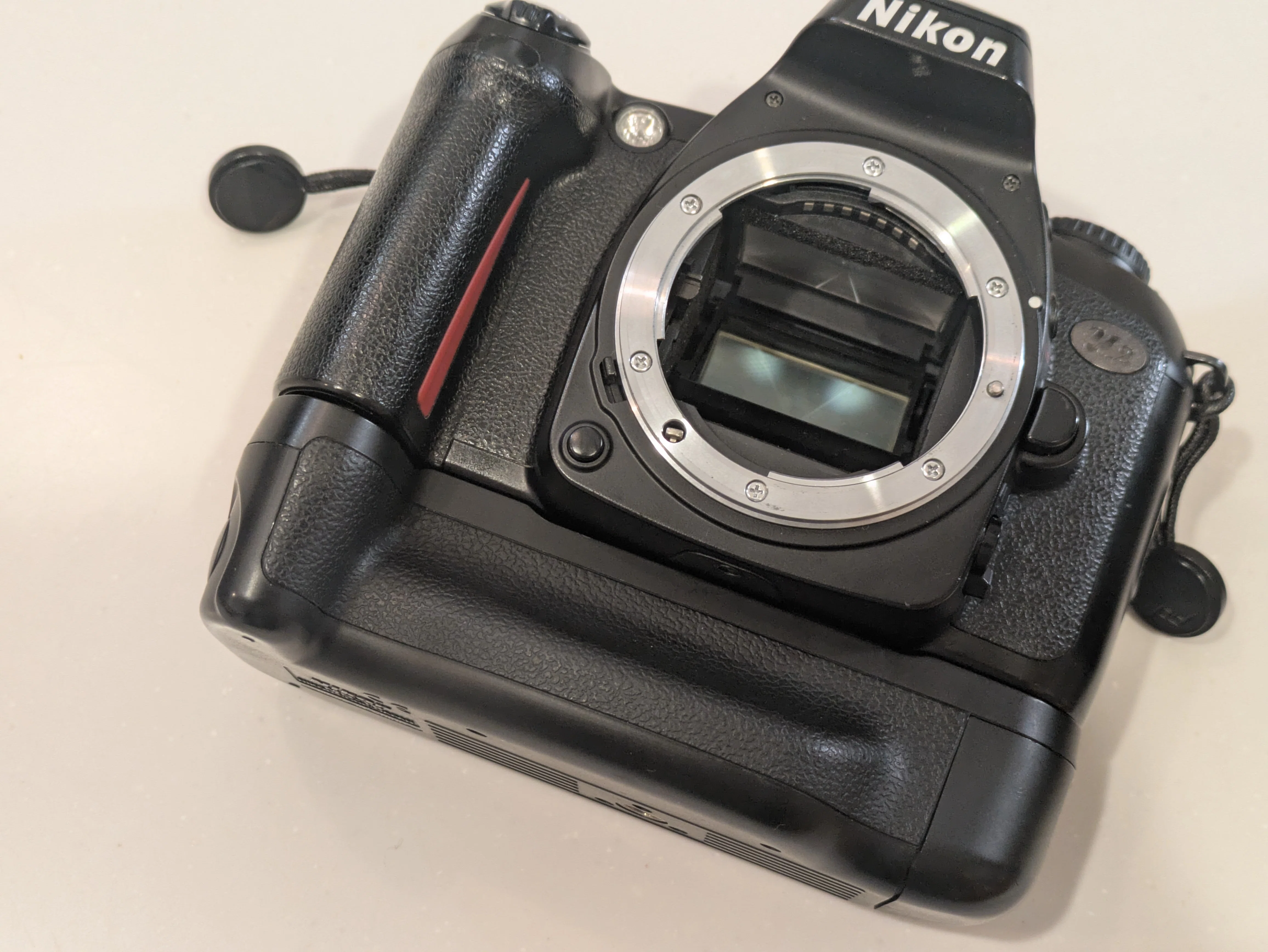 Nikon U2の縦位置グリップMB-18を手に入れた｜アポロ
