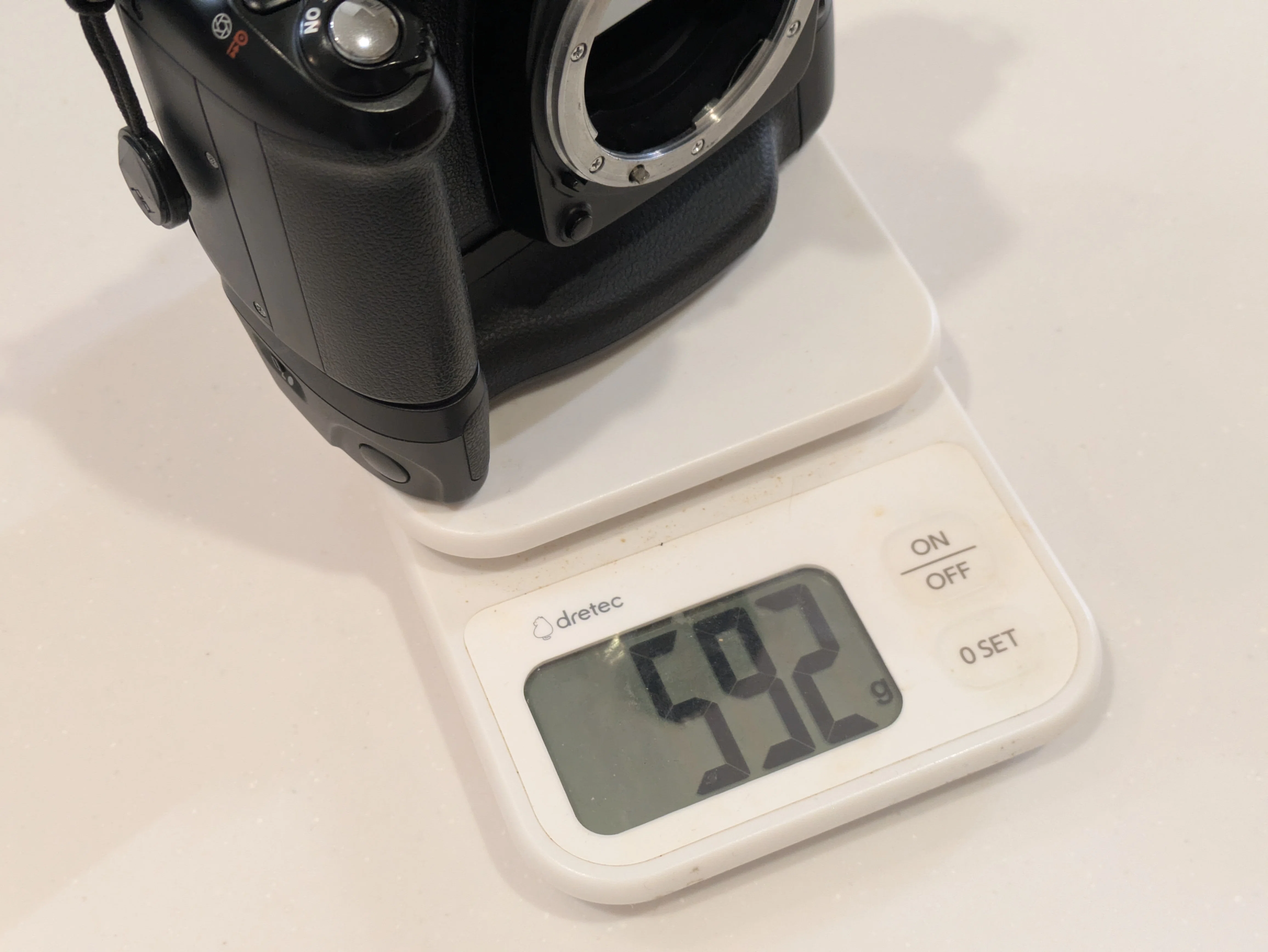 Nikon U2の縦位置グリップMB-18を手に入れた｜アポロ