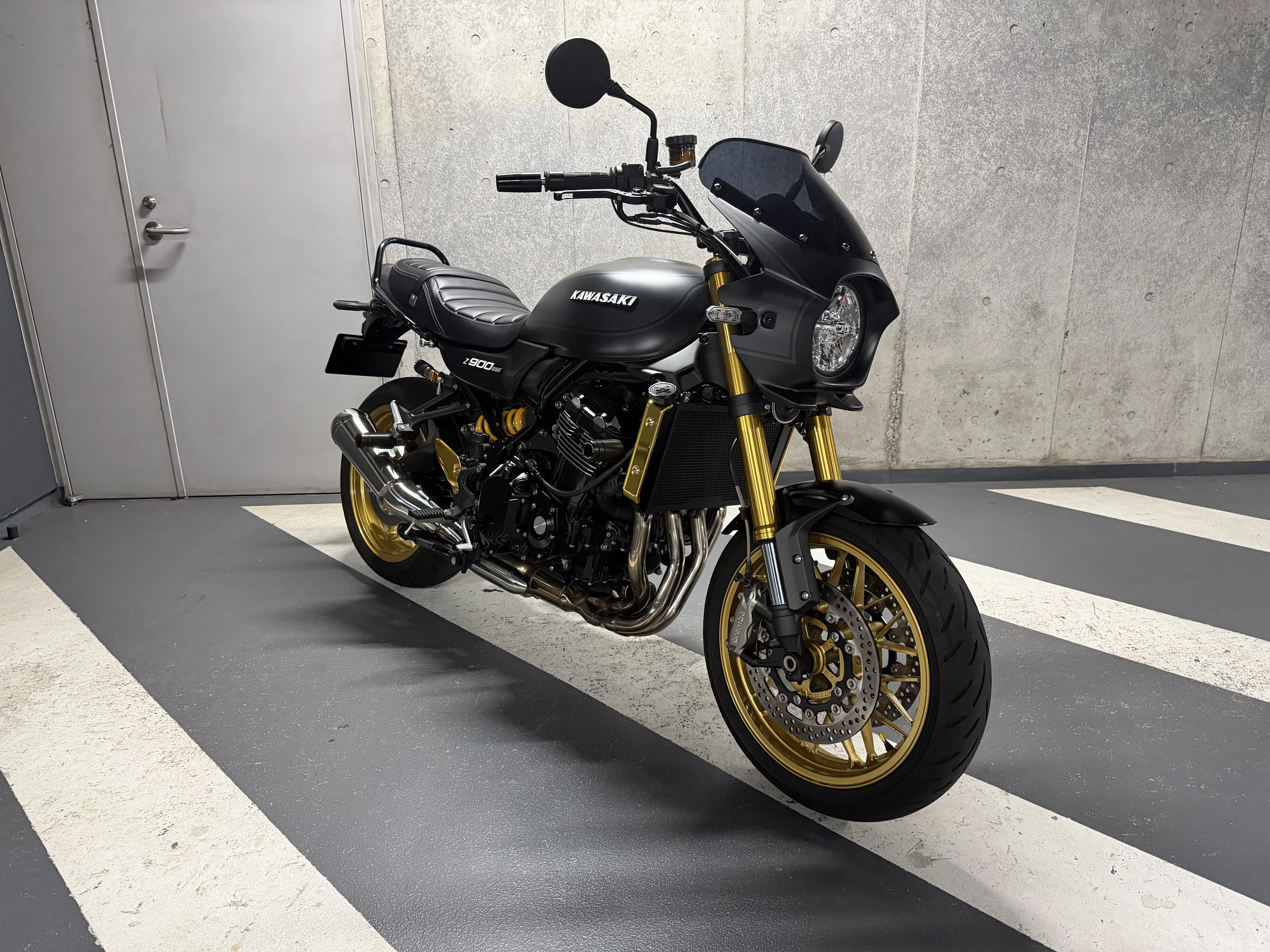 KAWASAKI Z900RS】マットブラックとゴールドの輝きを極限まで引き出す
