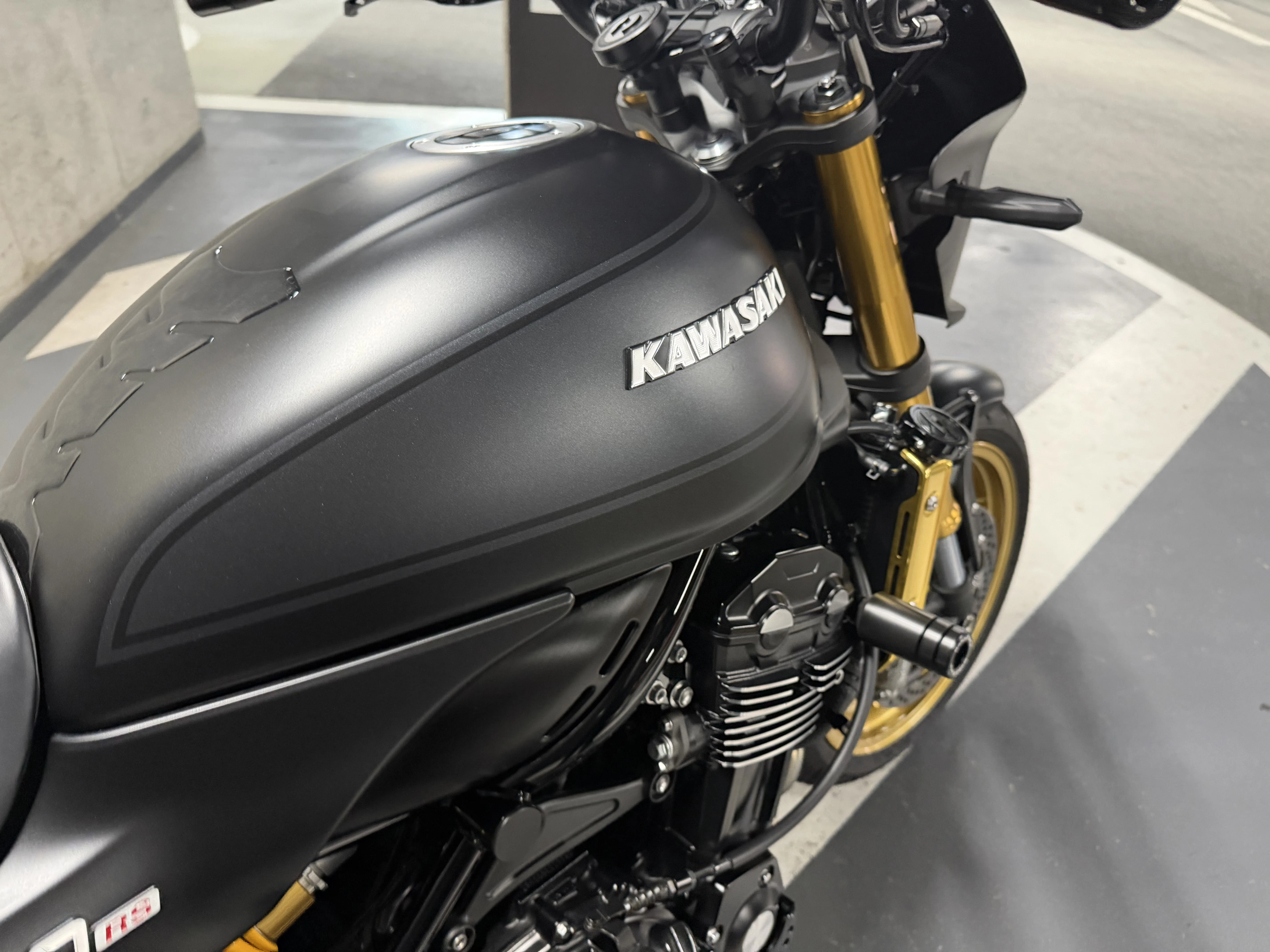 KAWASAKI Z900RS】マットブラックとゴールドの輝きを極限まで引き出す