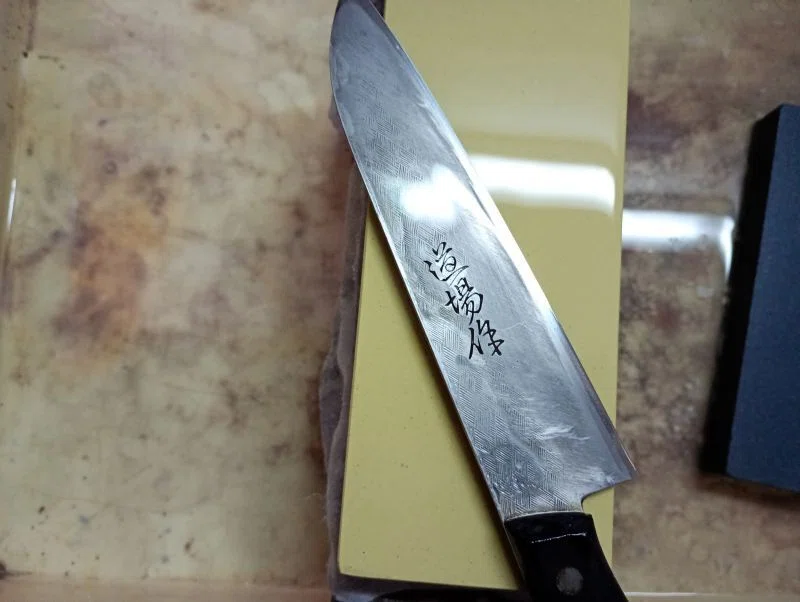 道場作 青鋼三徳包丁を研ぐ｜はっさ