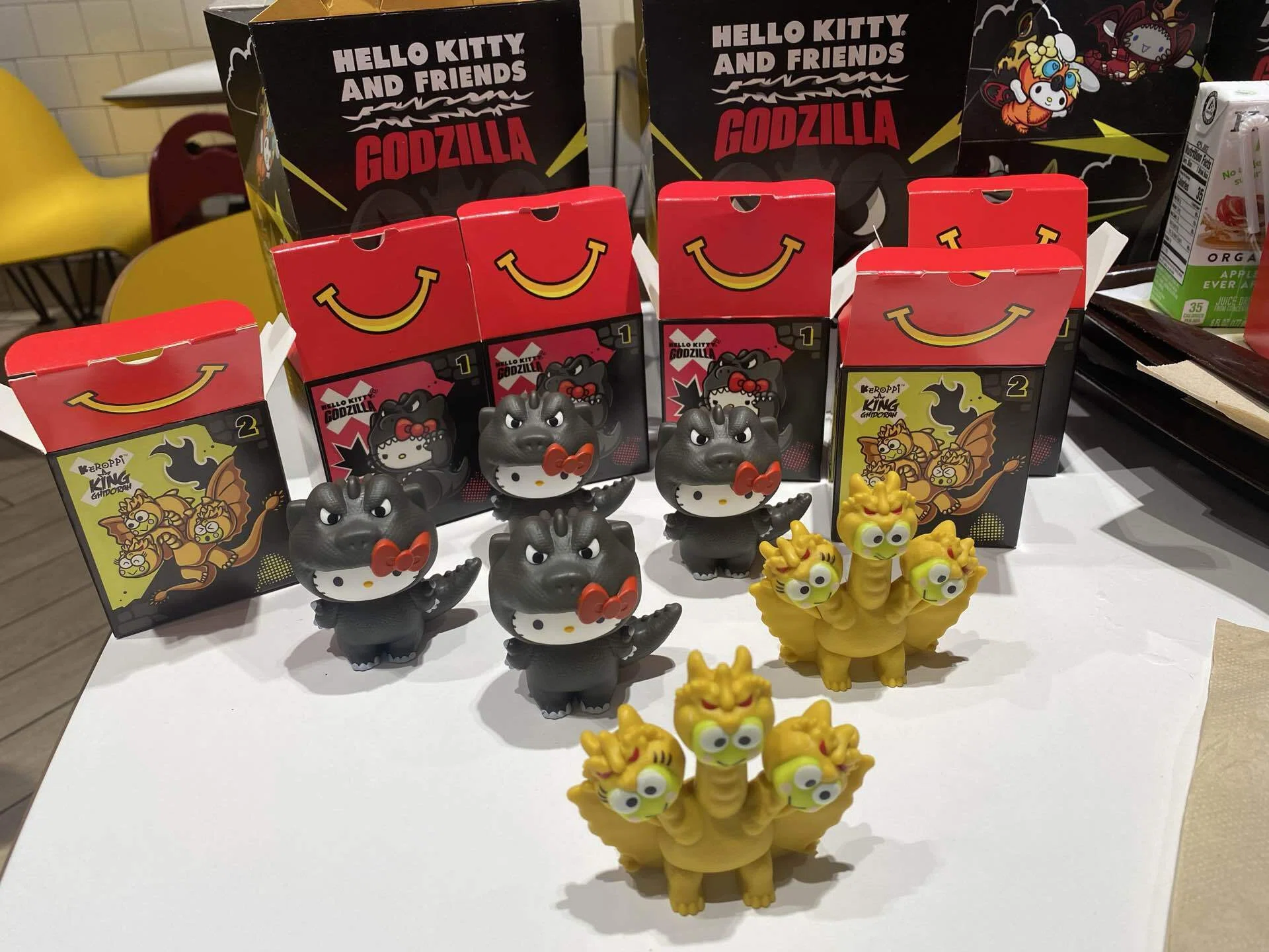 マクドナルドのハローキティ×ゴジラ。コンプできない🇺🇸ｼﾅﾓﾝﾛｰﾙちゃん