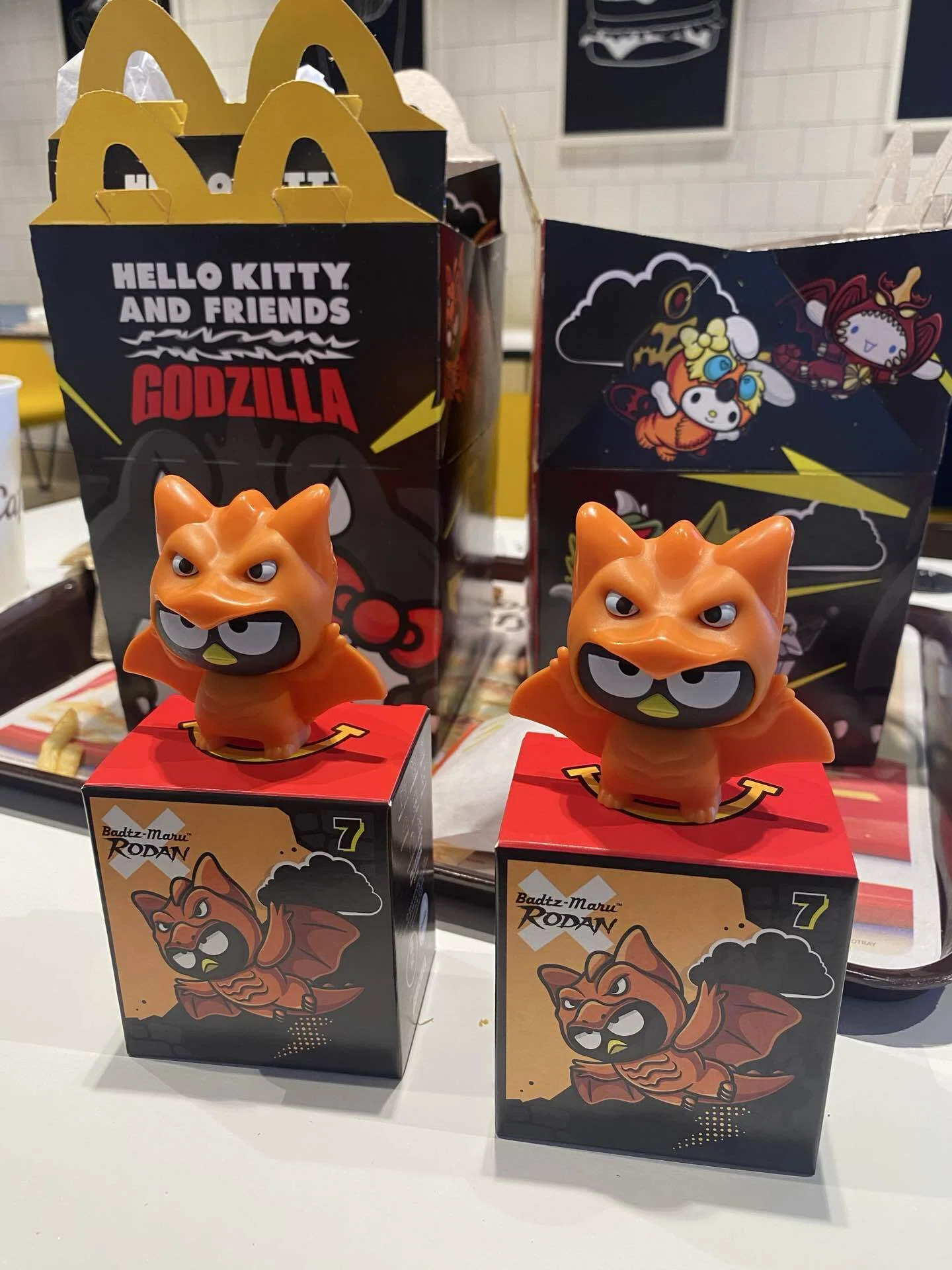 マクドナルドのハローキティ×ゴジラ。コンプできない🇺🇸ｼﾅﾓﾝﾛｰﾙちゃん