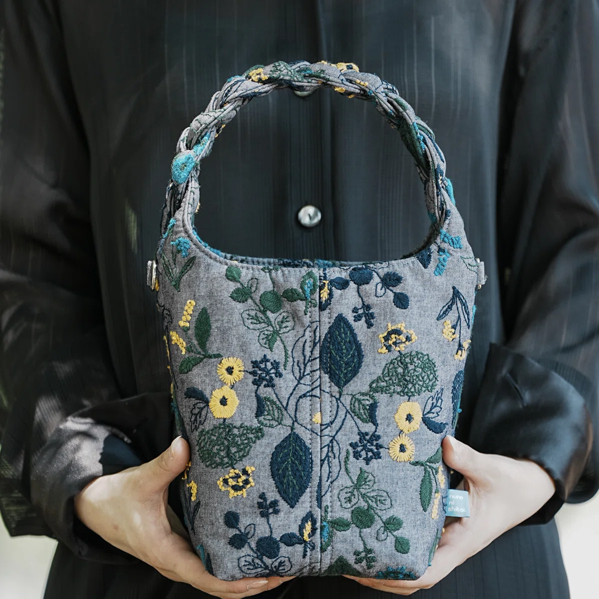 デザインは育つ。10年前につくった刺繍が、滋賀で新しいバッグになり