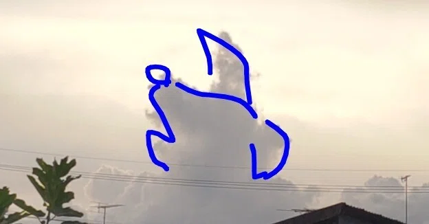 写真の雲の輪郭を青色のラインでなぞっています。遠吠えをしている、やや耳の長い犬の、左向きの横顔になりました