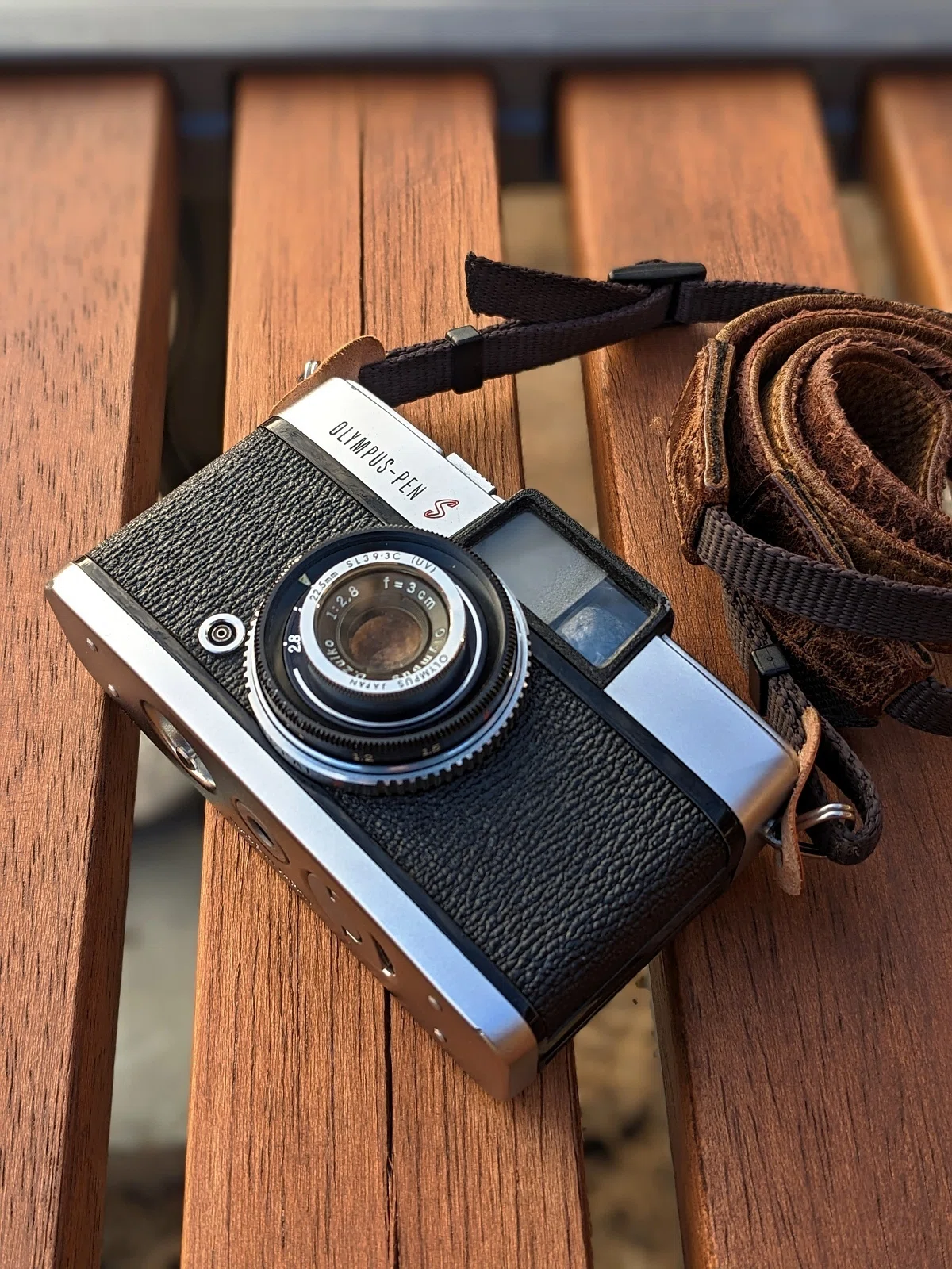 70．小さく明るいハーフカメラ OLYMPUS PEN S F2.8＜カメラ＞｜神成