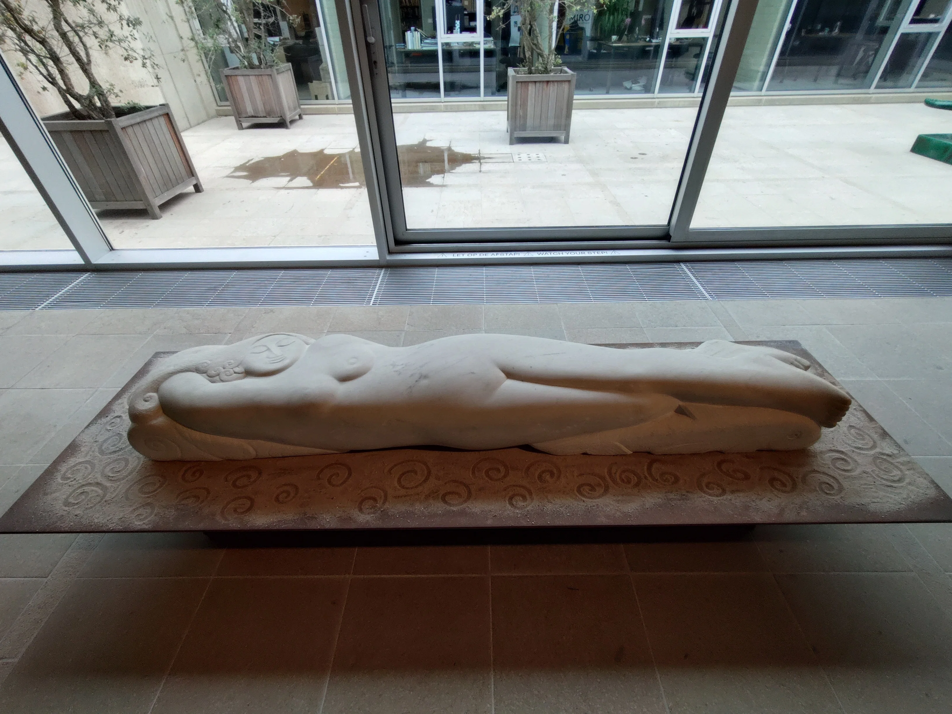 彫刻レリーフ横たわる人体 海辺の彫刻館で出会う、横たわる人間の深み――Reclining Figures