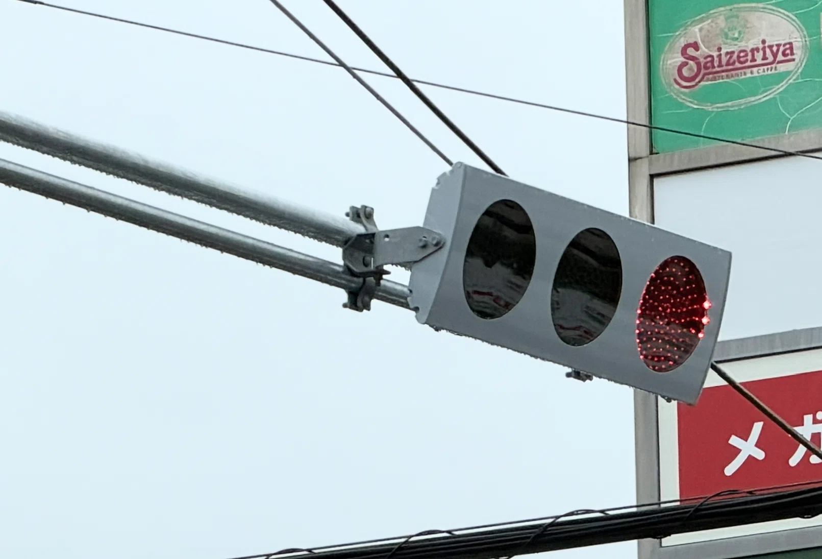 信号機カバー 信号機の庇 (ひさし) はなぜあるの？｜道路標識マニア
