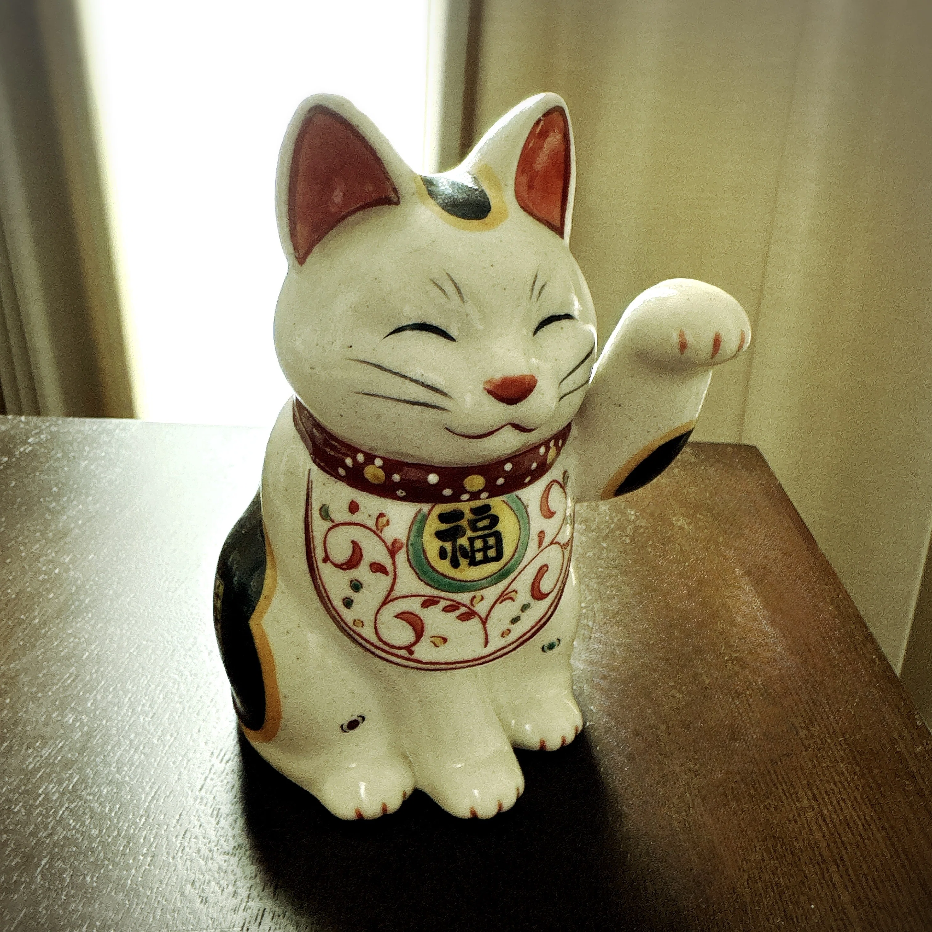 B90 民国时期多彩陶器 猫に乗る笑い子 時代物 笑う猫は左手を挙げて｜真木あかり