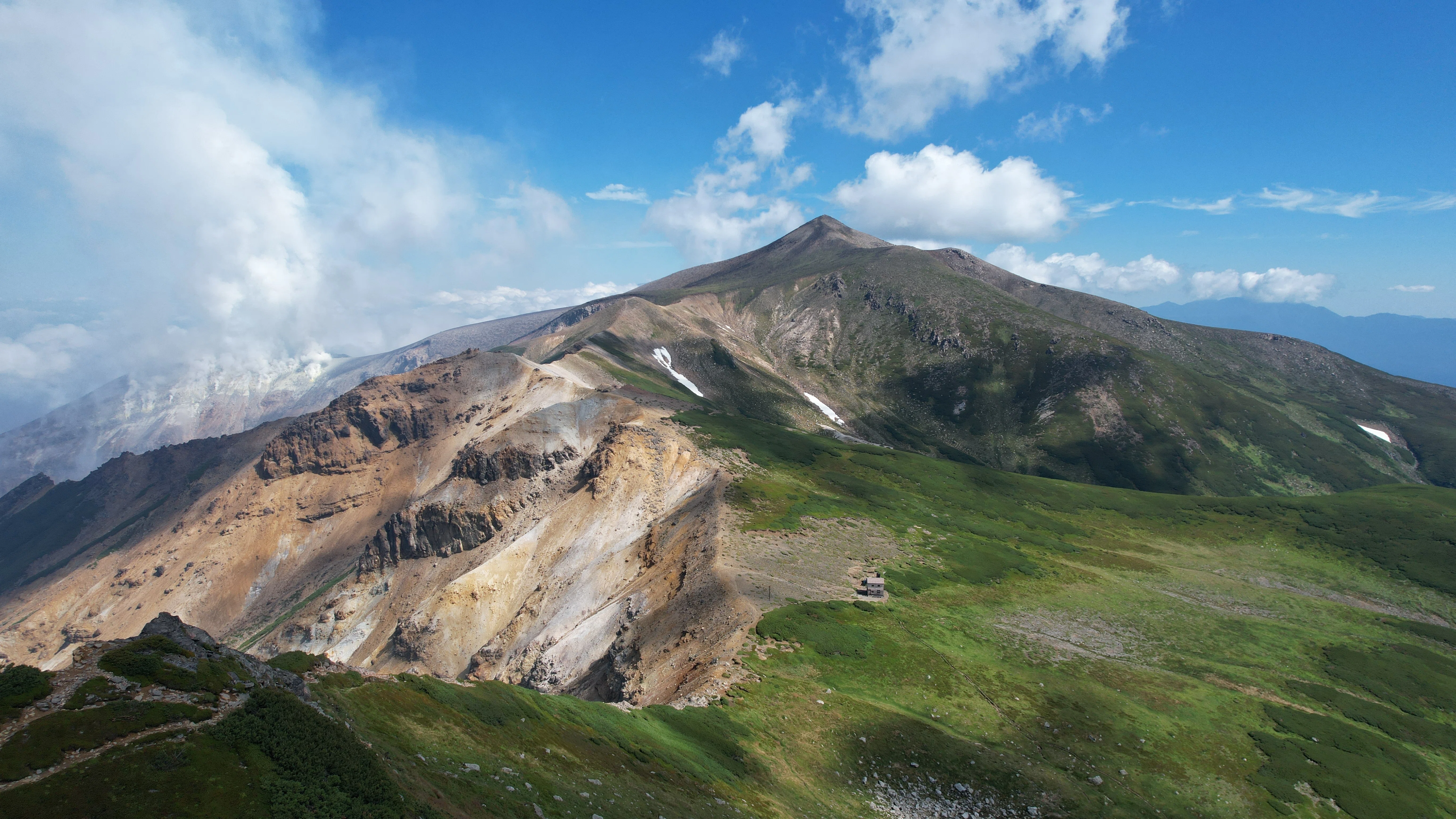 なぜ十勝連峰は「花の山」と「火の山」が隣り合うのか｜YuYaアウトドア