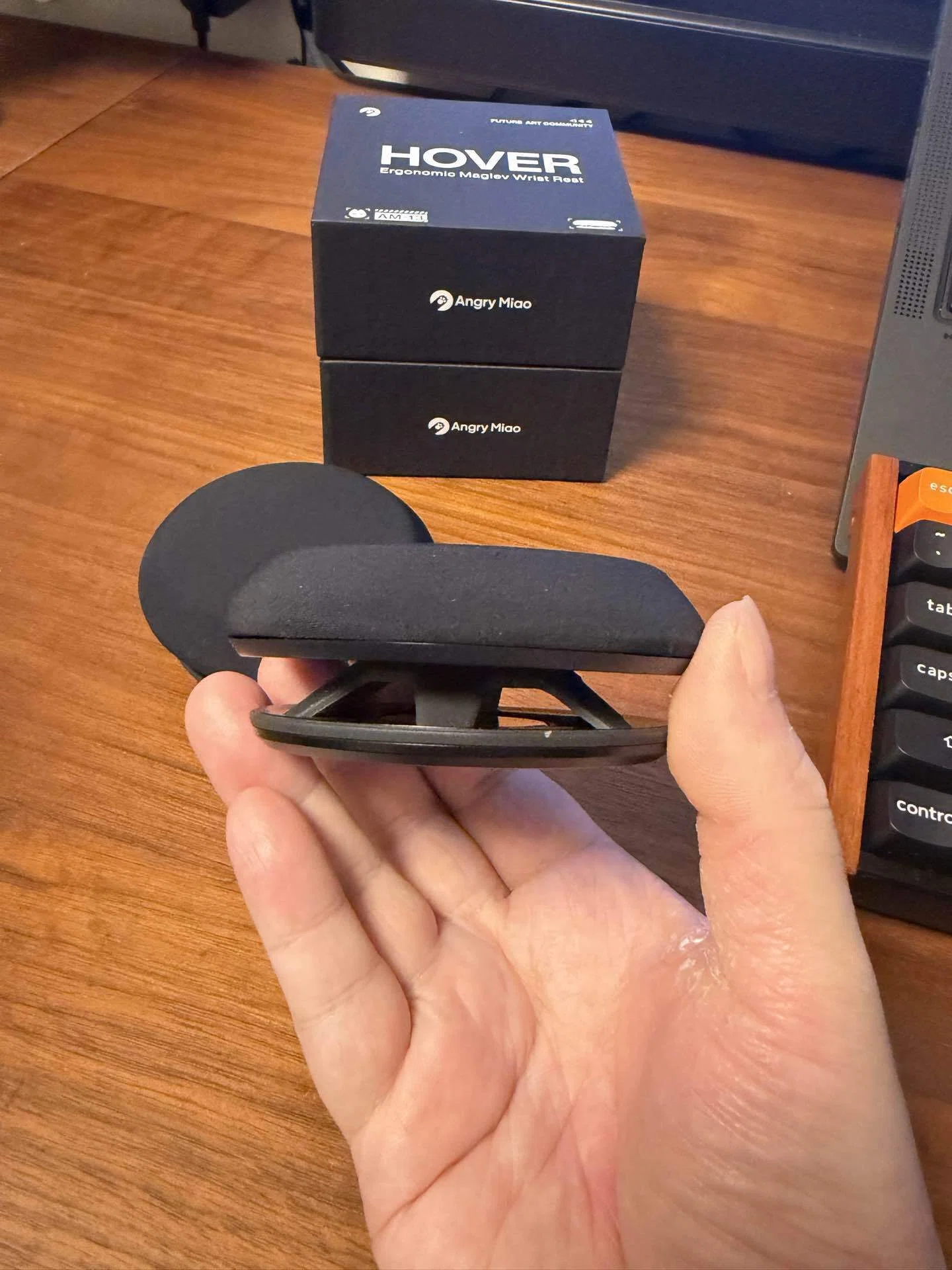 磁気浮遊リストレスト、”HOVER”が届いた、よ。｜ひろマさ