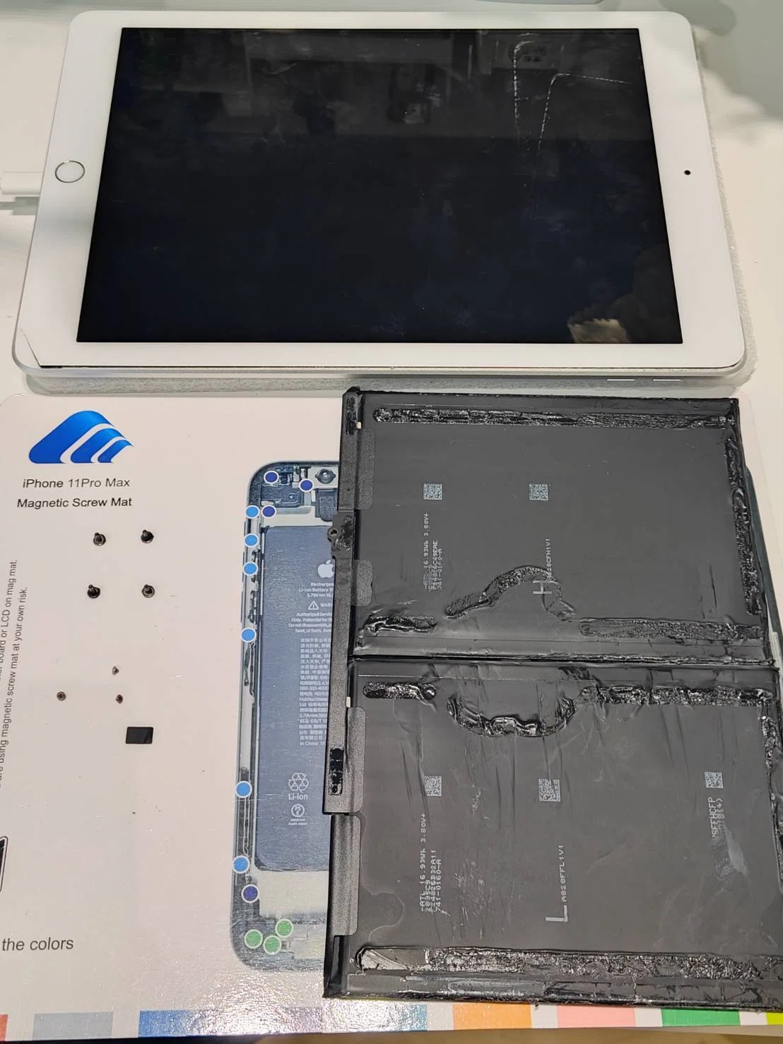 内部点検】iPad 第6世代が突然起動しない！充電反応なしの原因を調べて