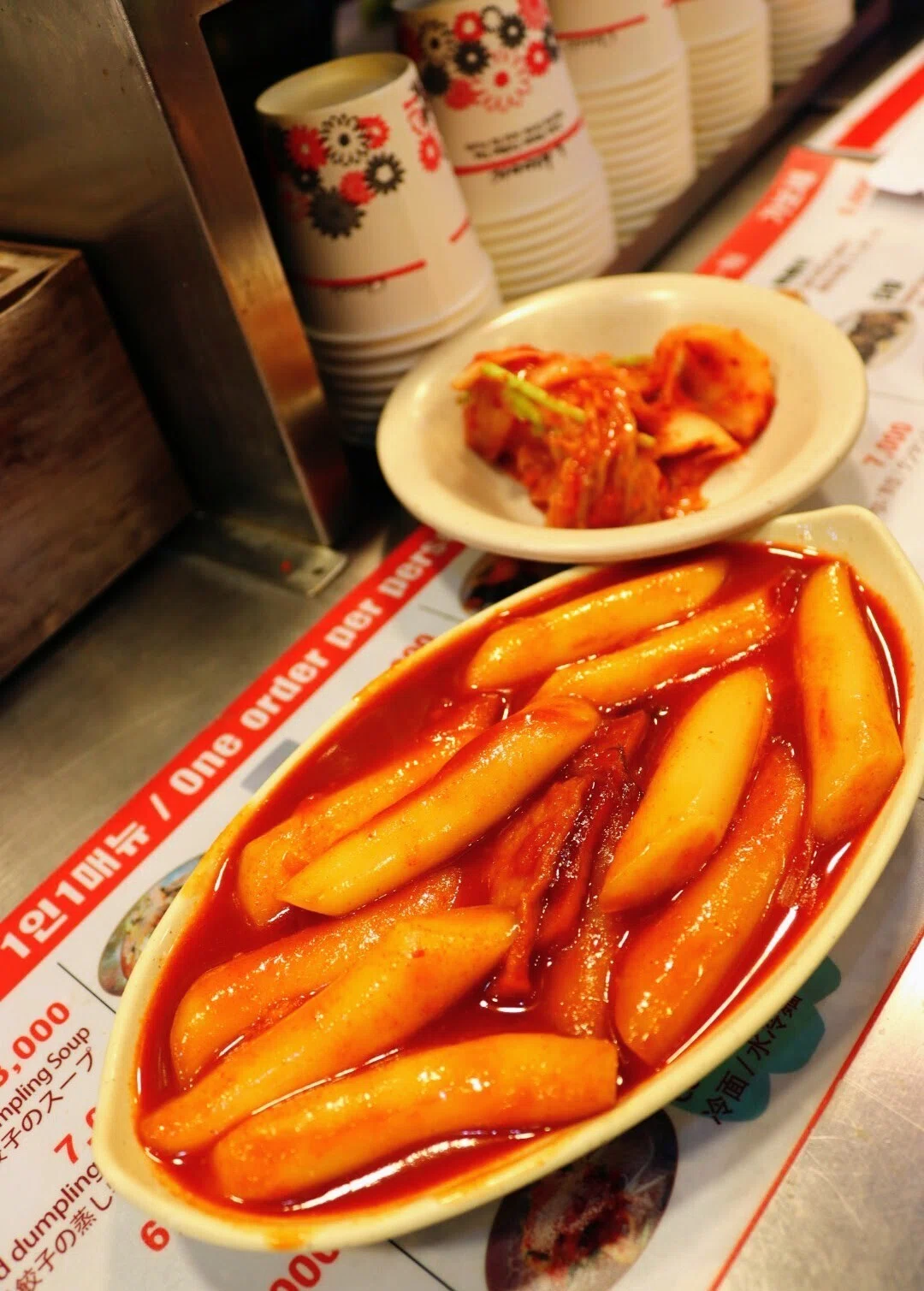 韓国】おばさんと技が生み出す、不揃いでも絶品の麺「ソンカルグクス