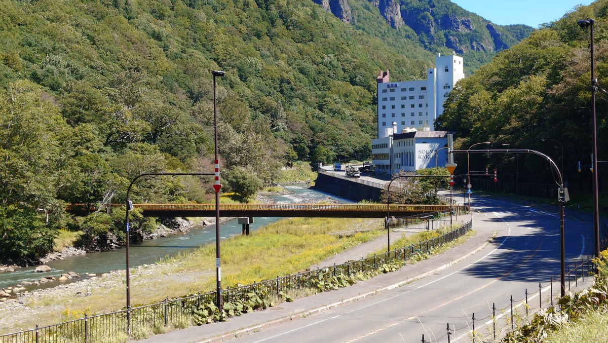 上川町 層雲峡温泉と石狩川と国道39号