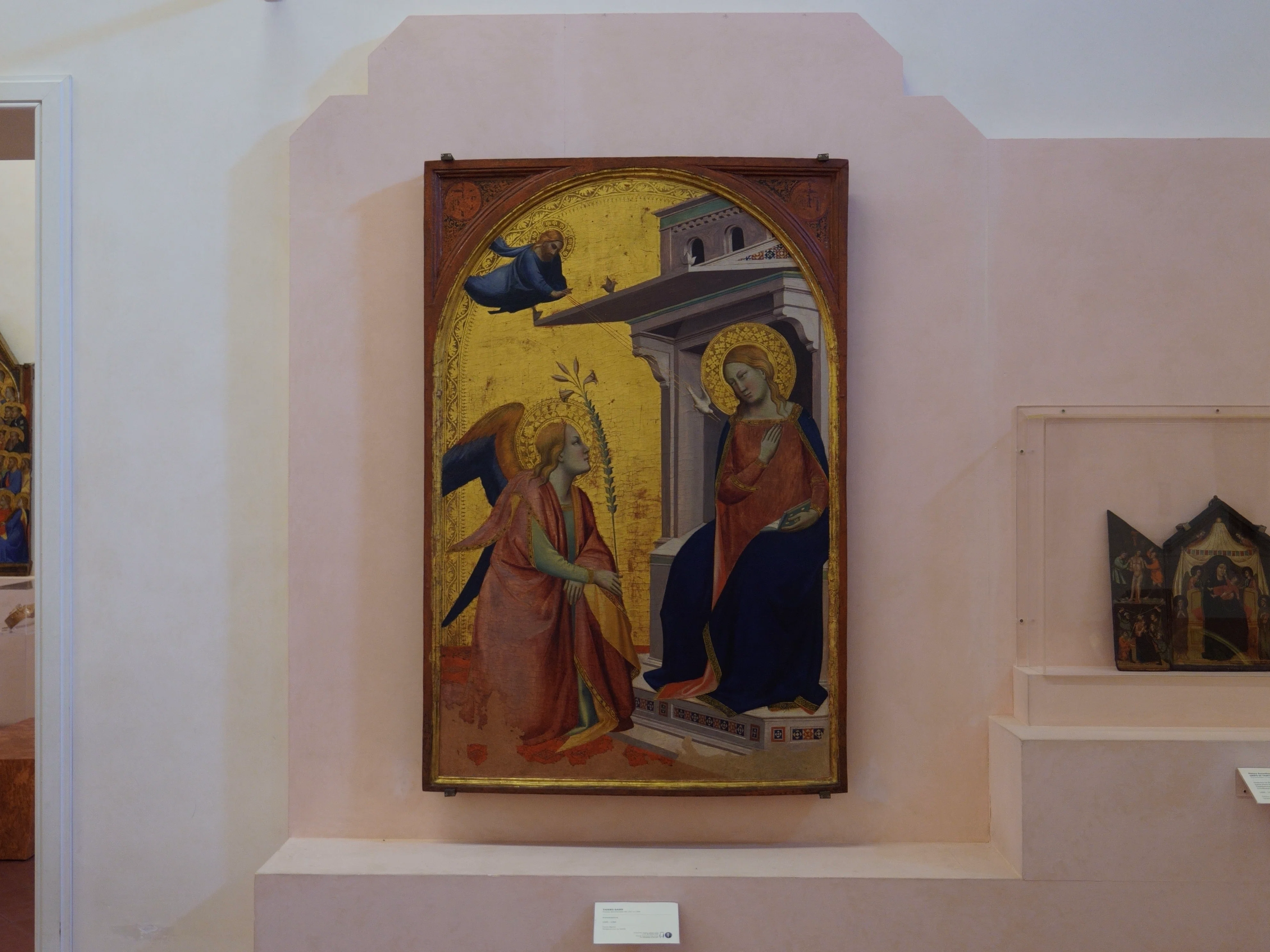 黄金背景画と祈りの彫刻：フィエーゾレ「バンドーニ美術館」の静かな