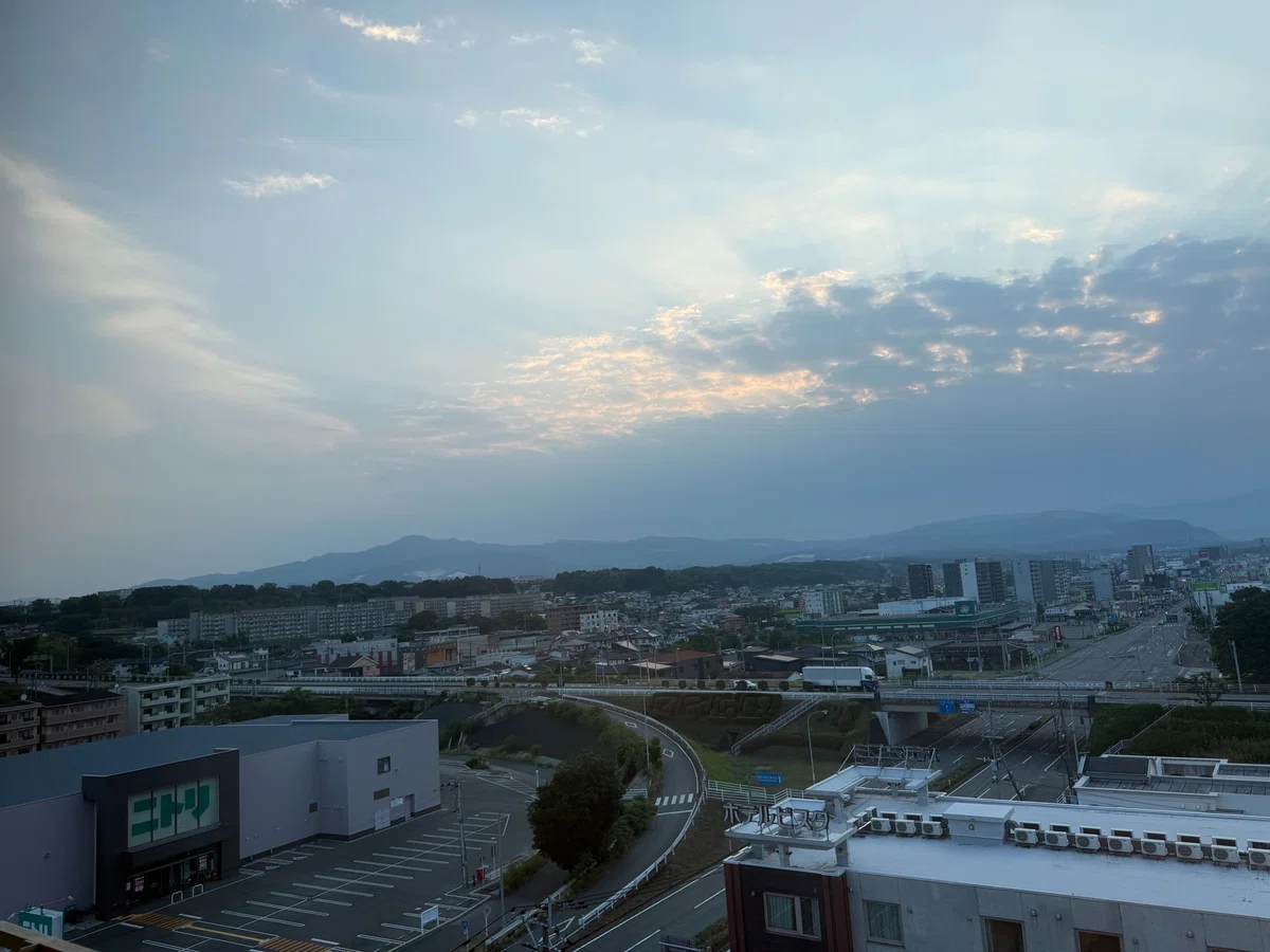「ベッセルホテル熊本空港」の早朝、宿室の窓からの写真