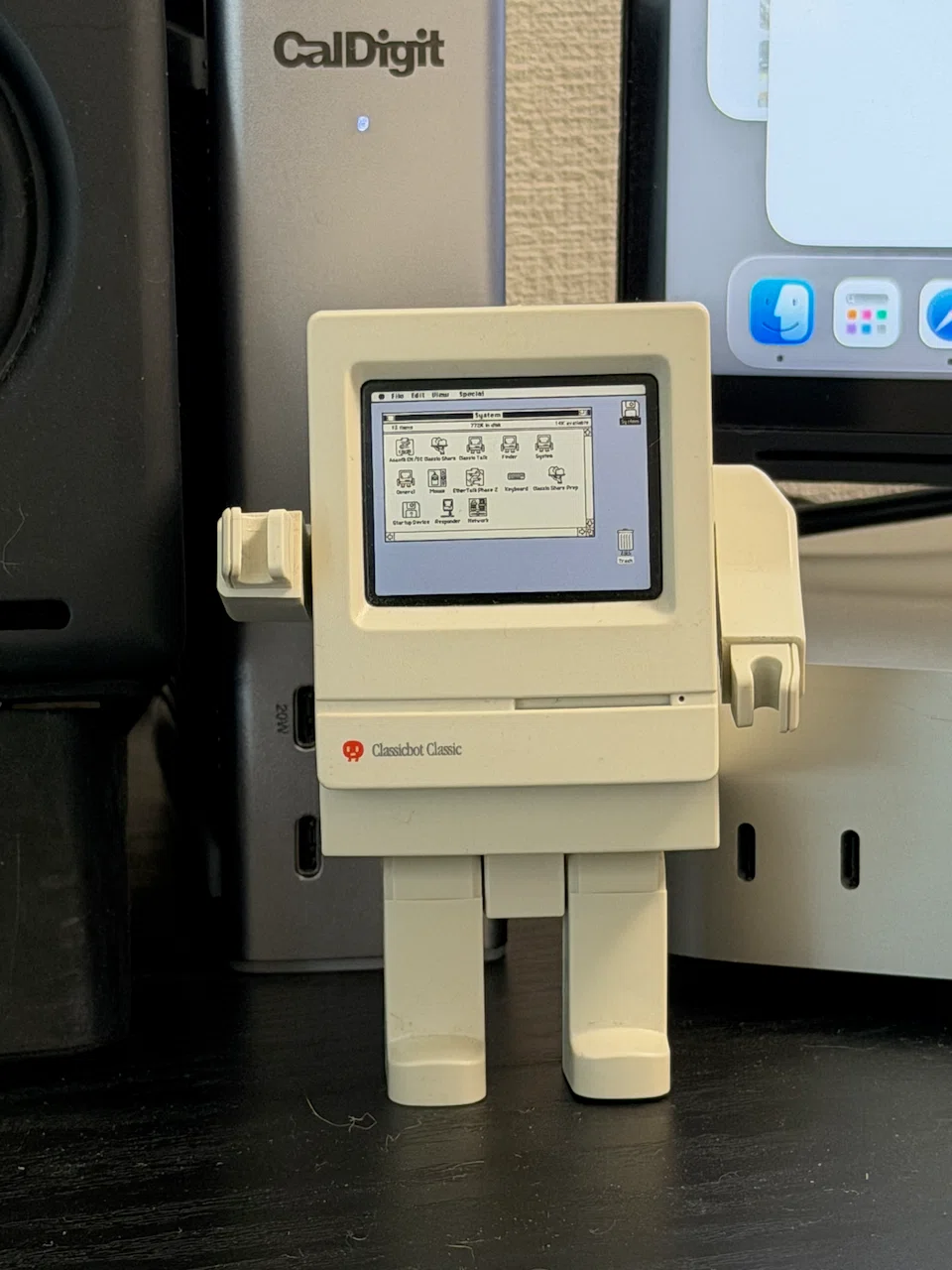 うちの机には、電源の入らないMacintoshがいる——Classicbot Classic