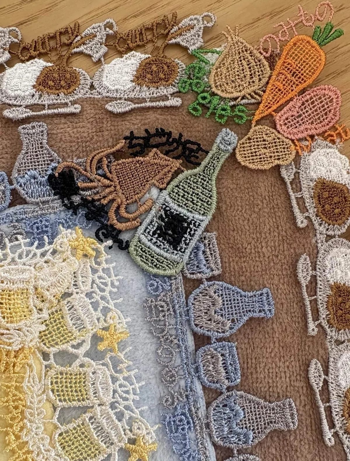 Shouting my love for Chikazawa Lace's towel handkerchiefs! I love them ...