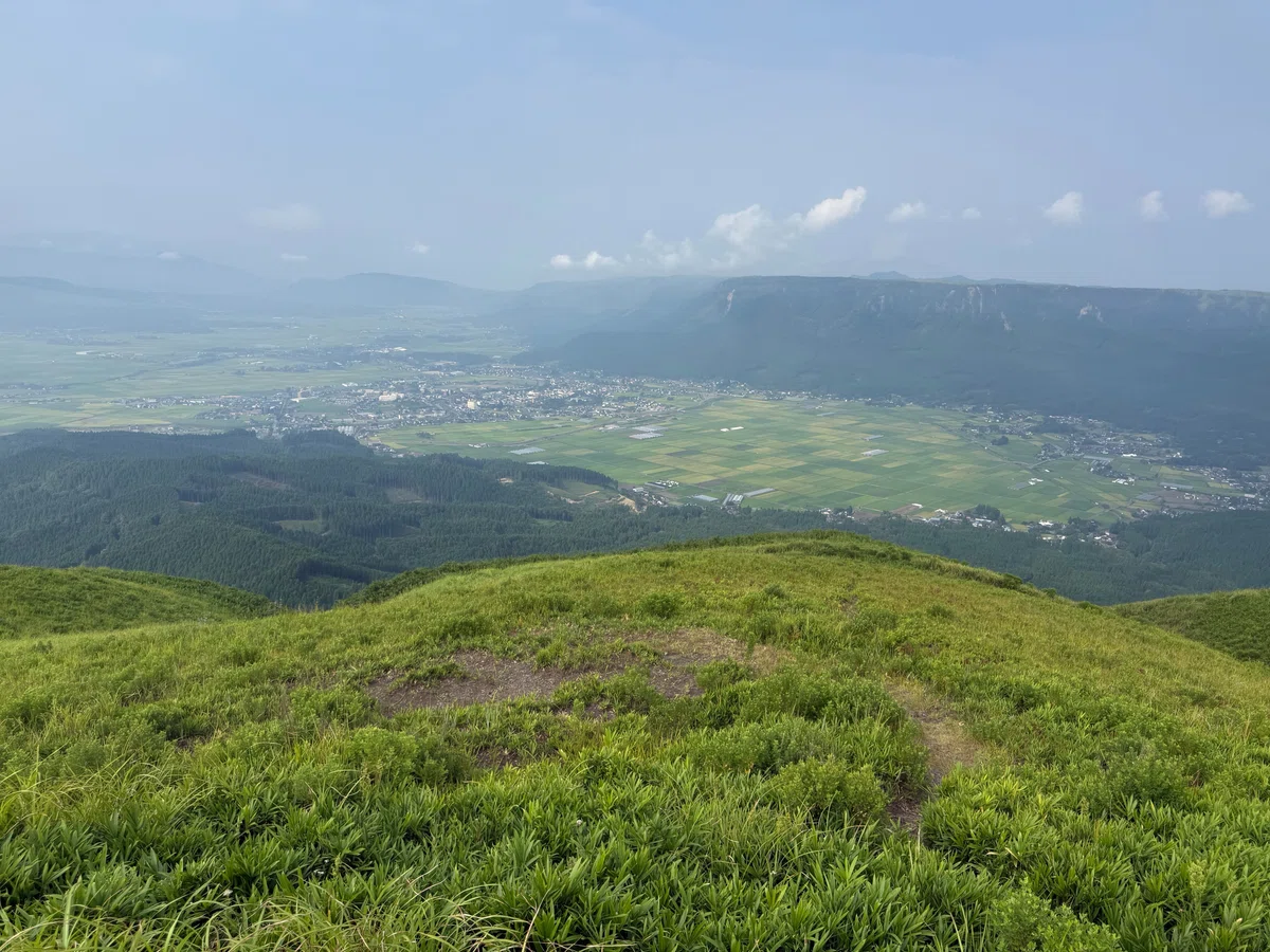 大観峰から見える山々と街
