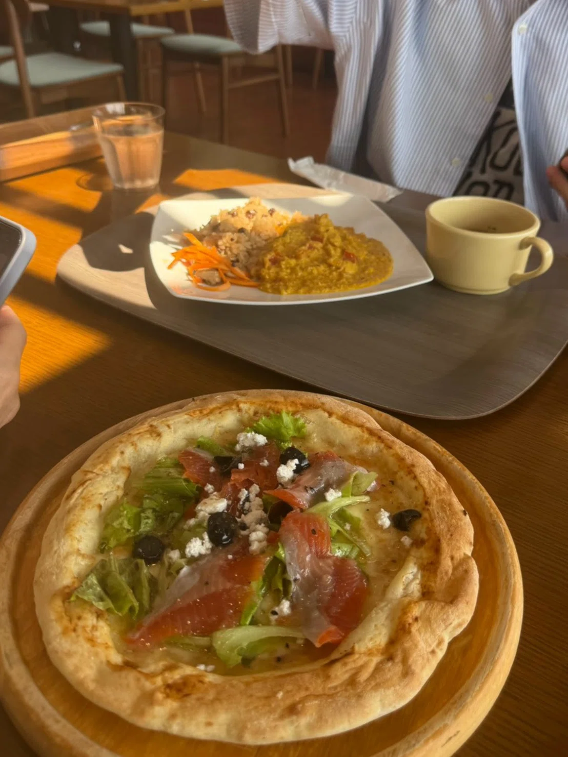 注文したピザとチキンカレー