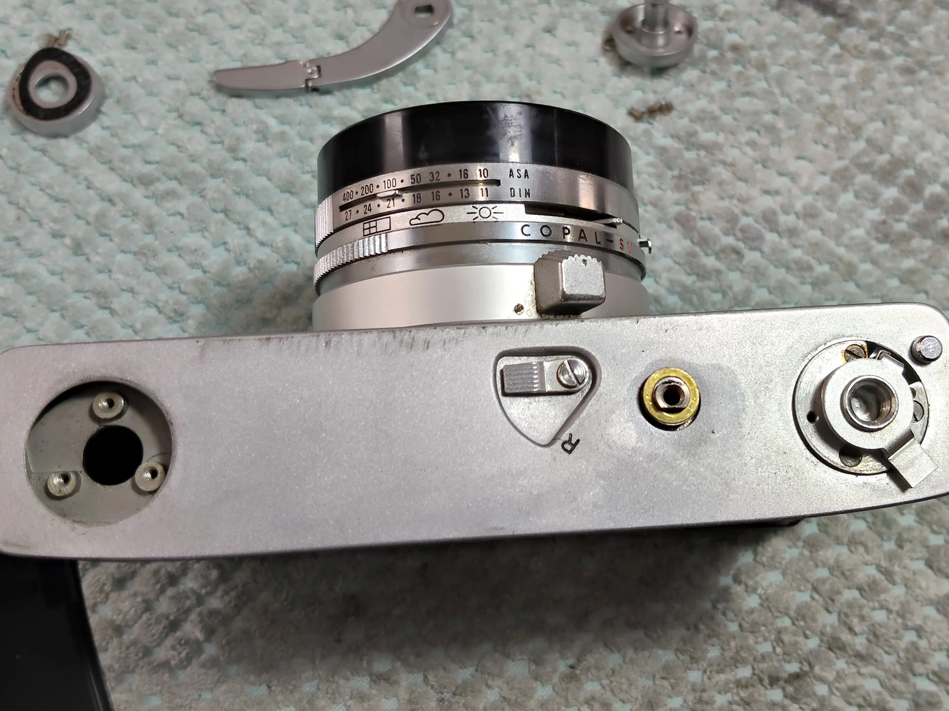 Disassembly of the Original Canonet｜フィルムカメラ修理のアクアカメラ