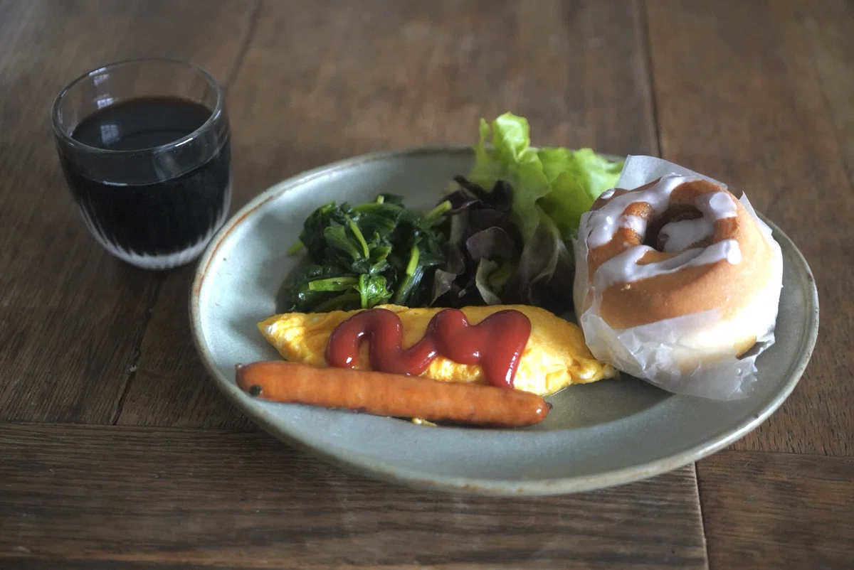 シナモンロールで朝ごはん。日常のあれこれ。｜atelier.kasi
