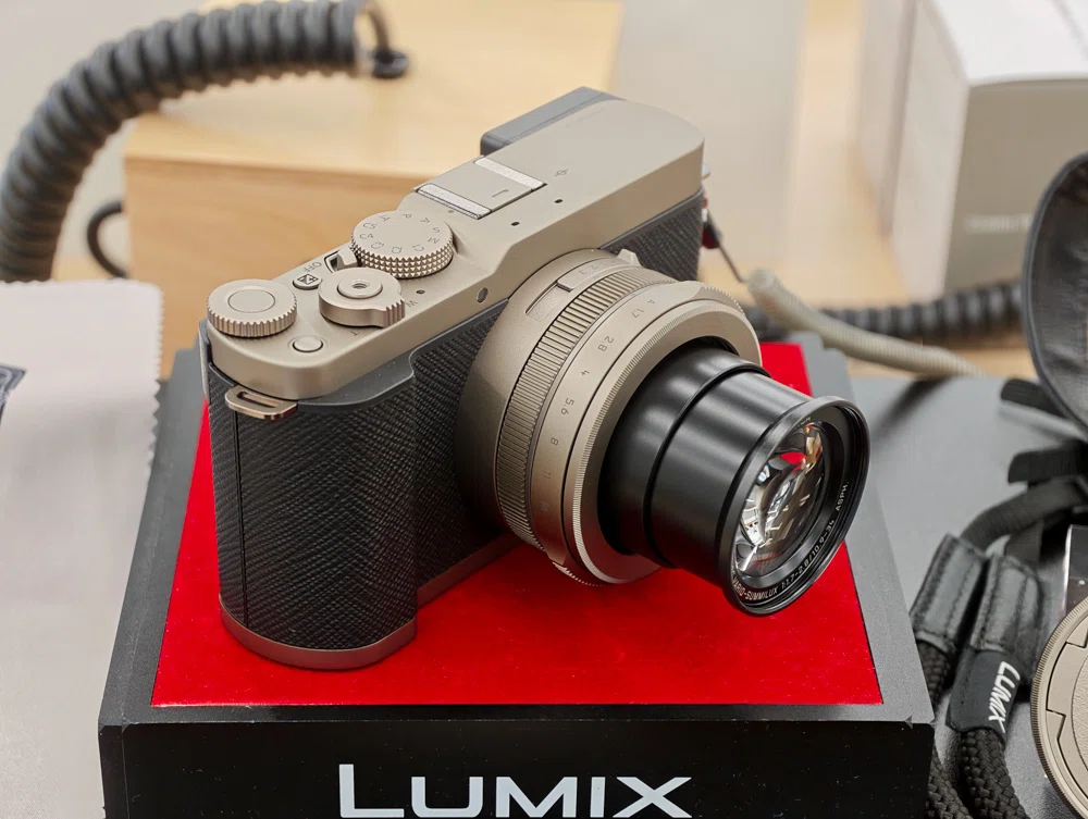 届きました!!「LUMIX DC-L10」チタンゴールド｜開封レビュー｜カメラと