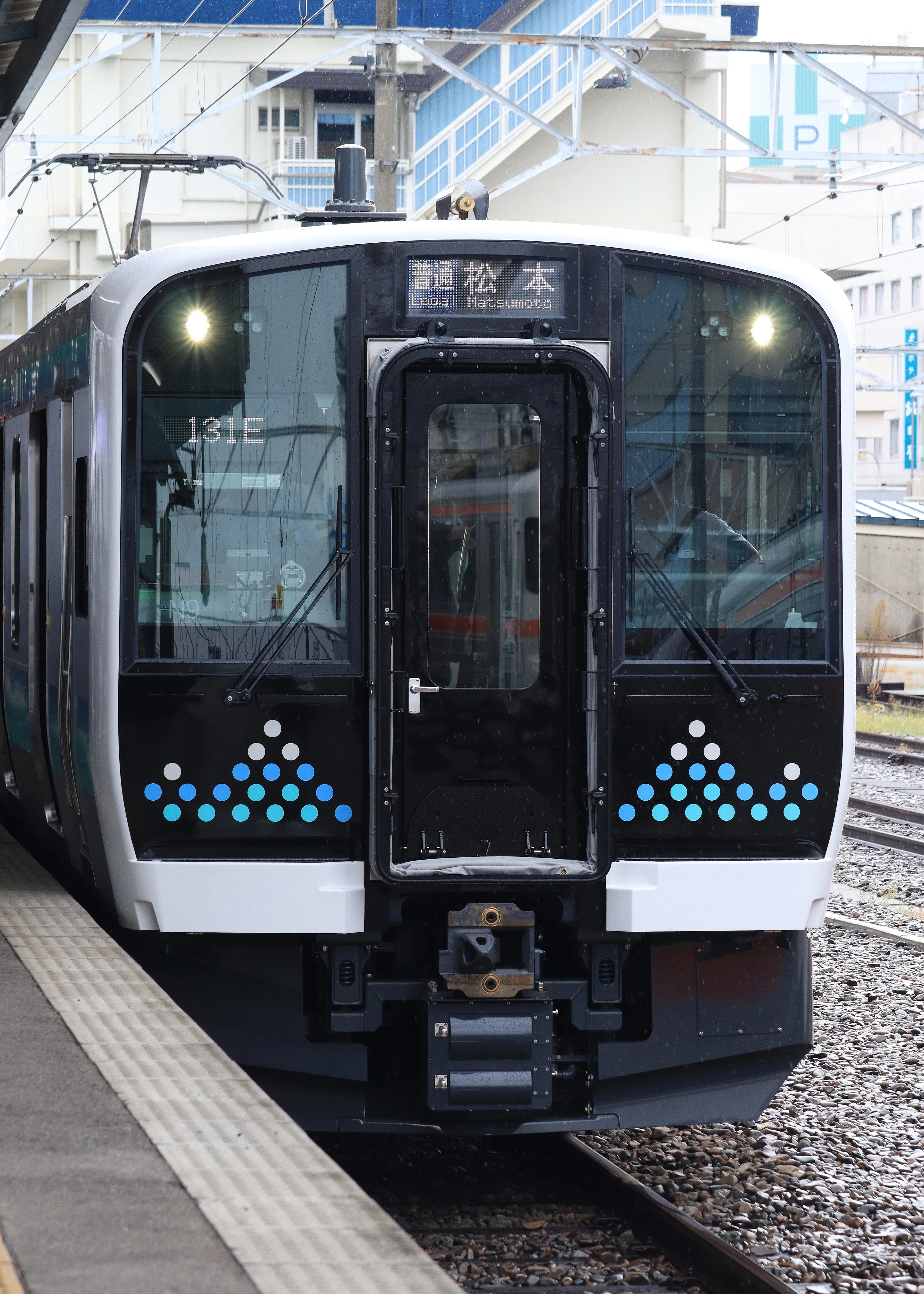 ひと足早くE131系200番代に乗車！【E131系松本駅展示会】｜鐘 紡