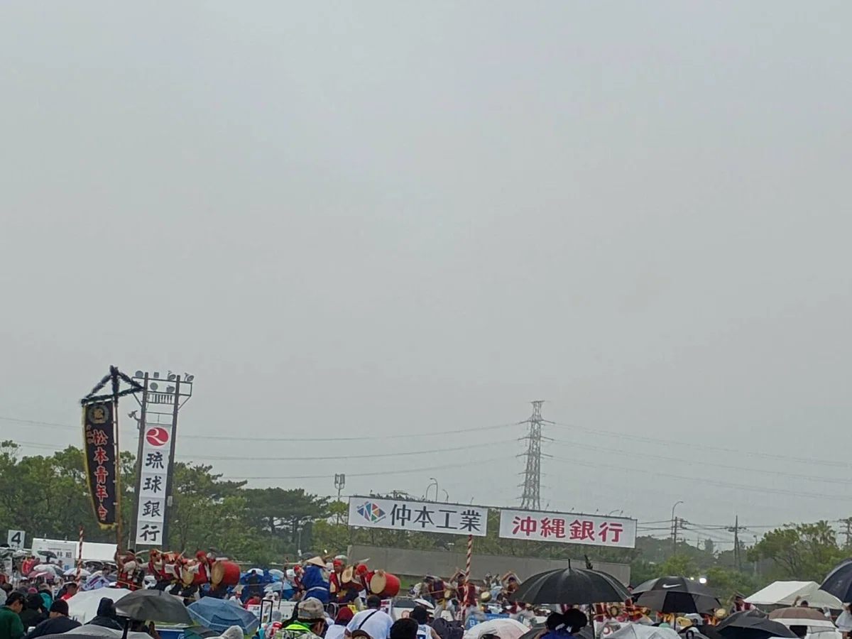 エイサーの方々が小さく写っている、ほぼ雨の空