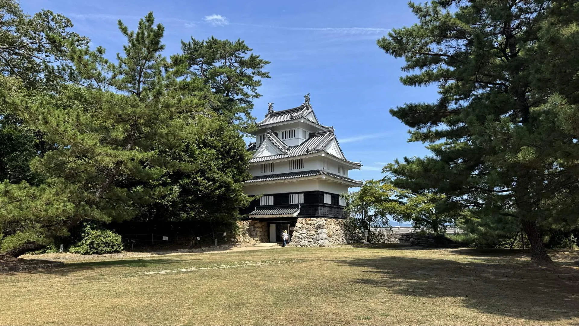 東三河をめぐる(3) ─ 跨線橋、吉田城、そして地上五十六メートルから