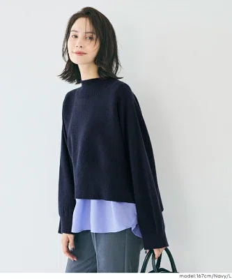 40代でも着やすい短丈ニットと白シャツのレイヤードスタイル