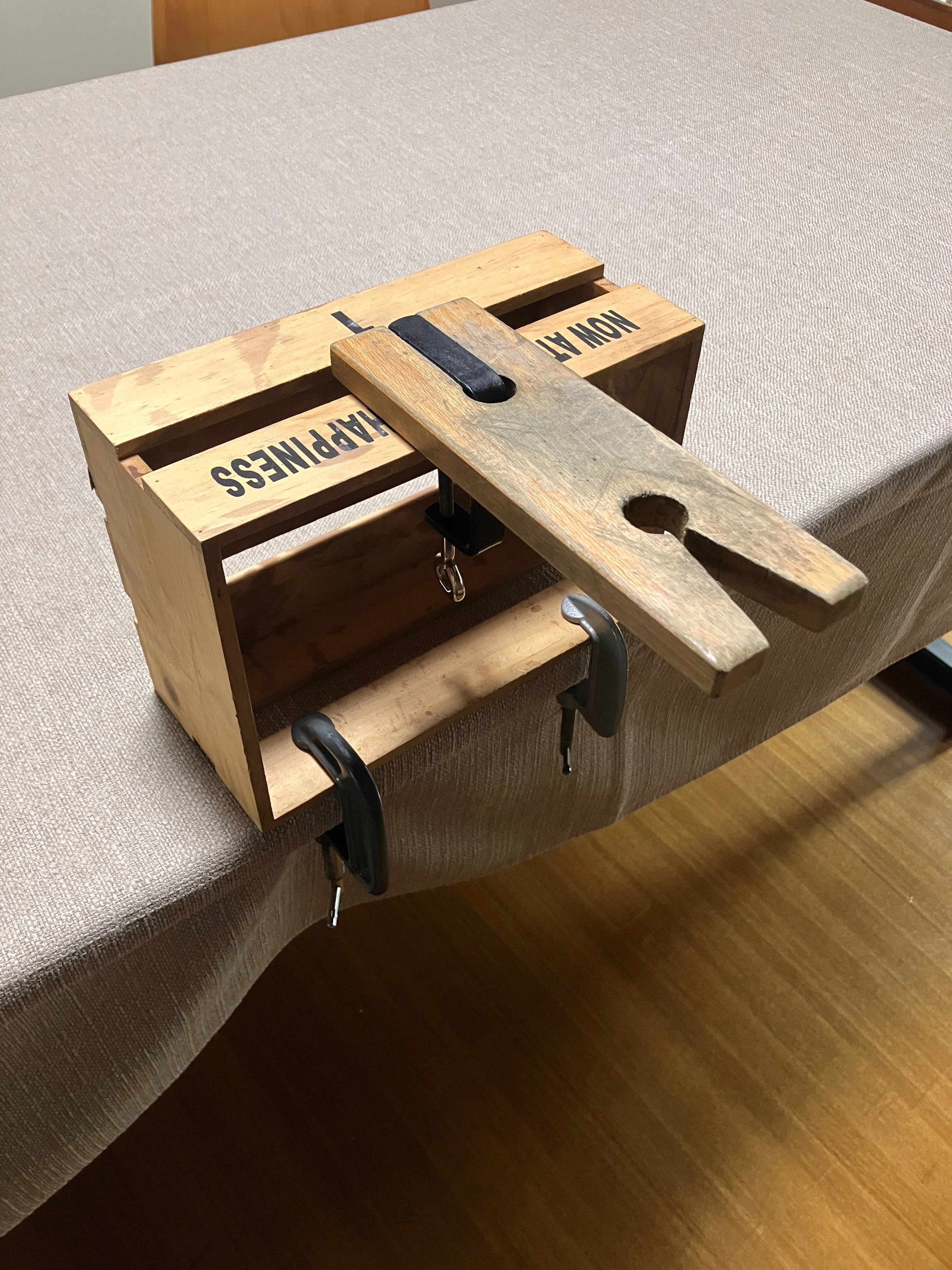 初心者向け】高価な彫金机の代わりになる自作作業台の作り方｜azur