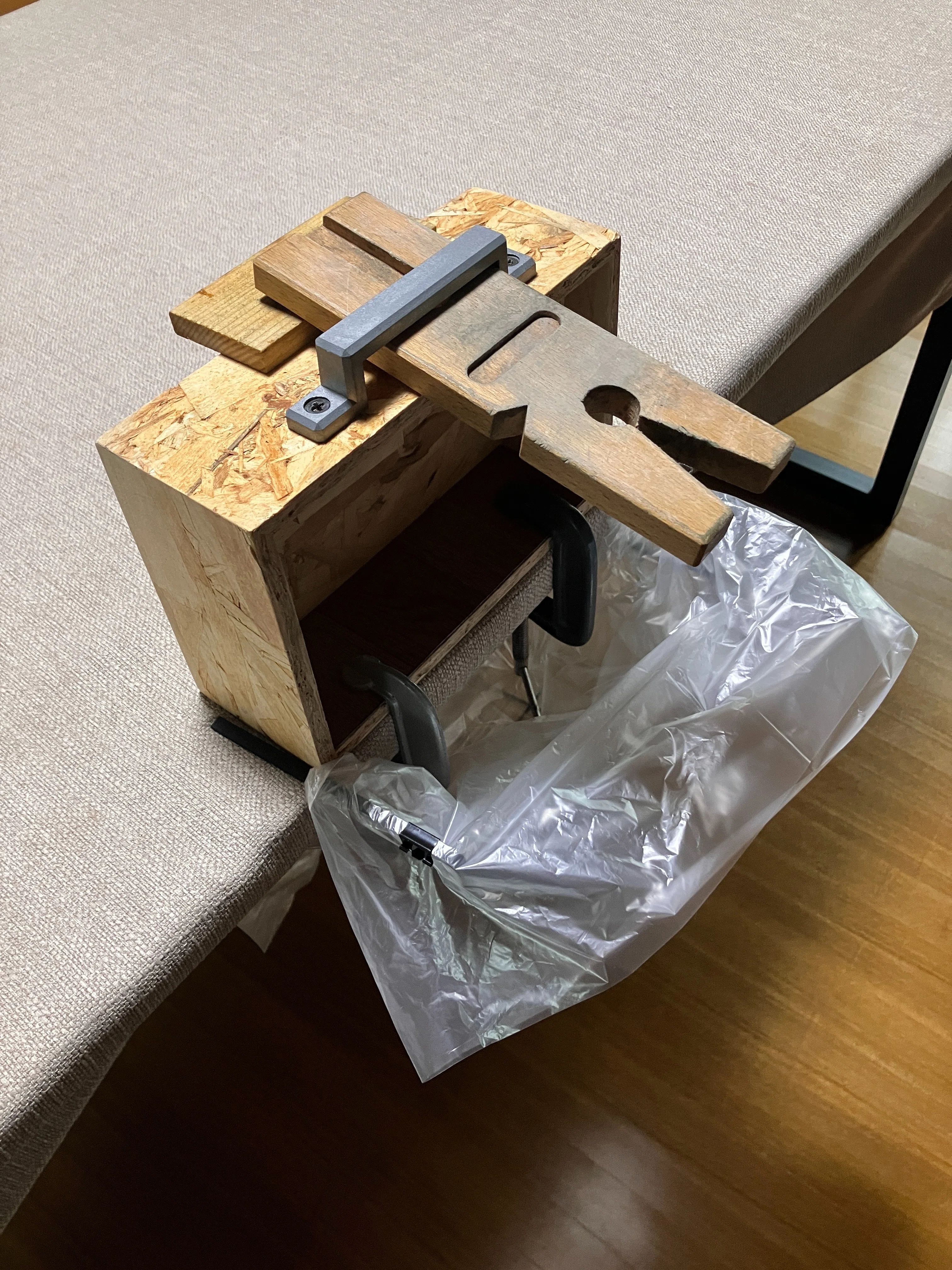 初心者向け】高価な彫金机の代わりになる自作作業台の作り方｜azur