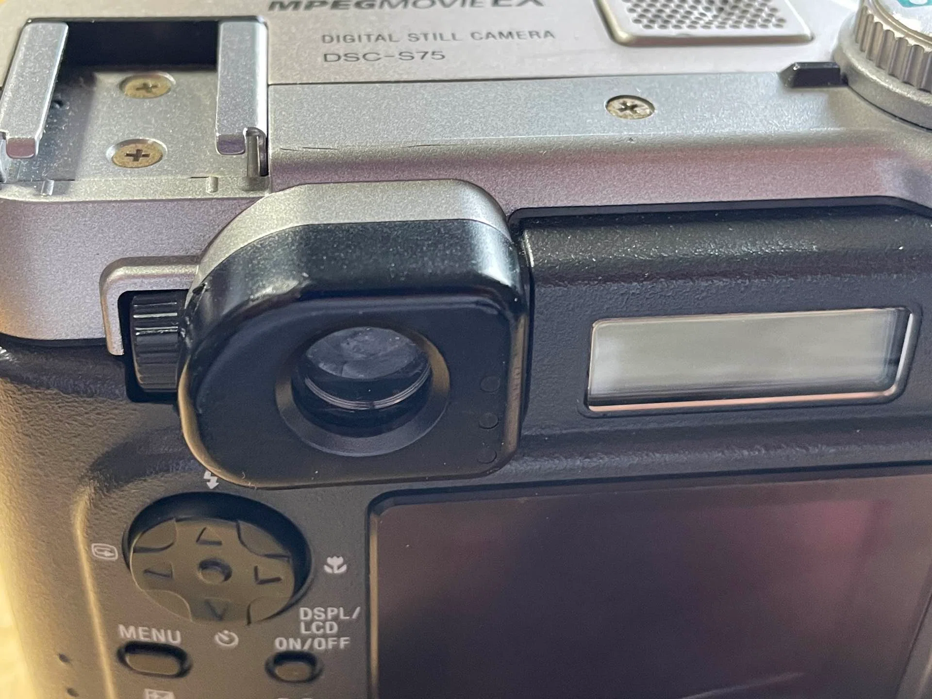 ソニー　オールドコンデジ　ブラック　動作確認済　2台セット オールドコンデジ SONY DSC-S75に手を出した【カールツァイス】｜おしゃま