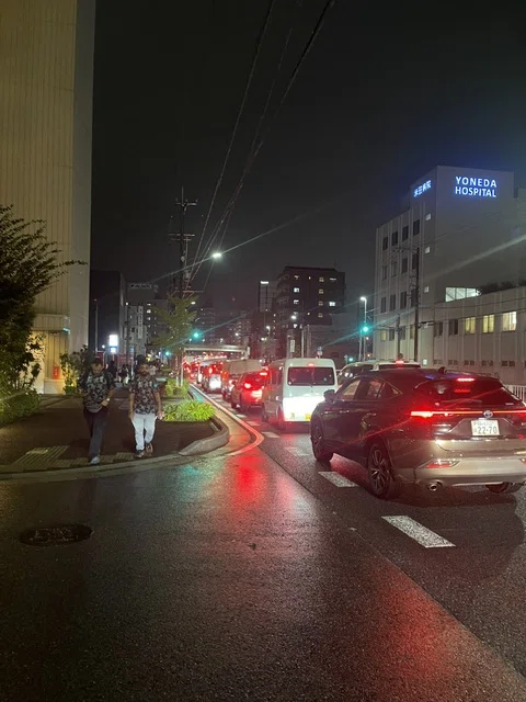 栄生駅に向かう途中の大渋滞と駅に向かうサラリーマン