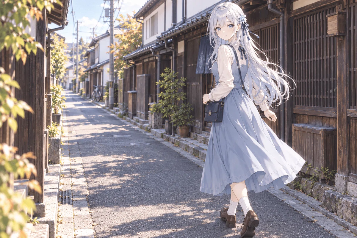 ならまちの路地を歩きながら振り返るツムギ。