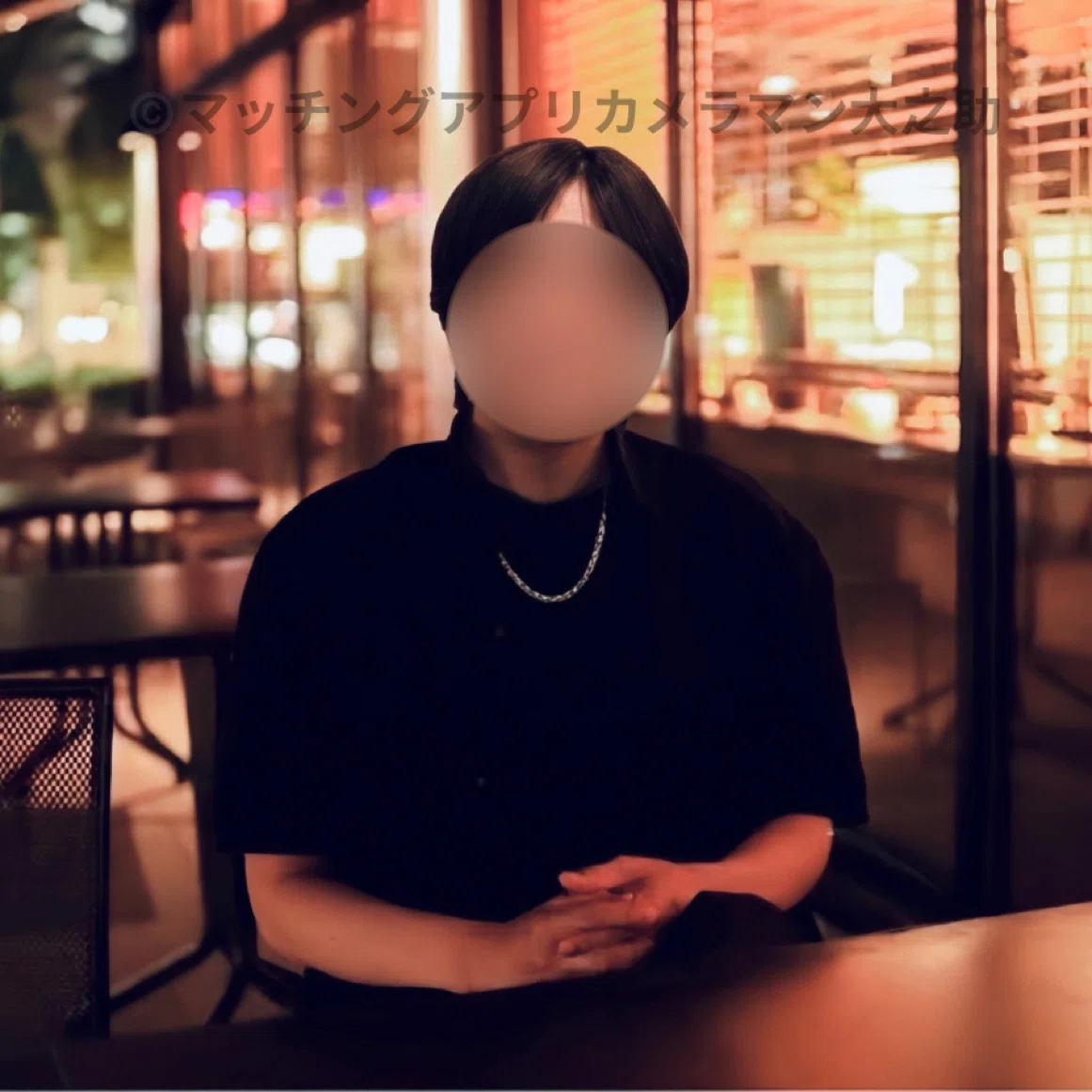 背景ボケが強く撮影感が出ている男性のマッチングアプリ写真例