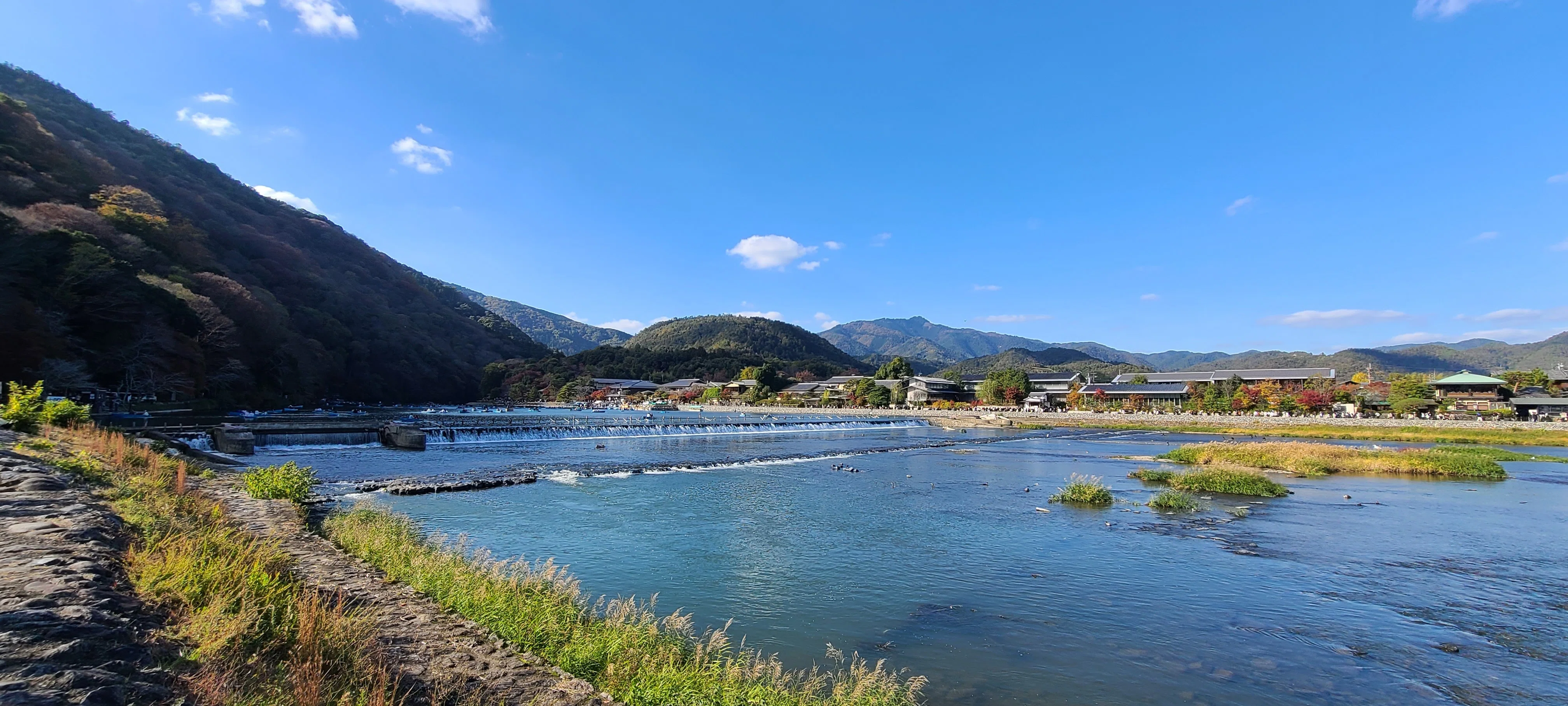 渡月橋が紡ぐ時の流れ ― 嵐山の静寂と人々の祈りに触れる旅