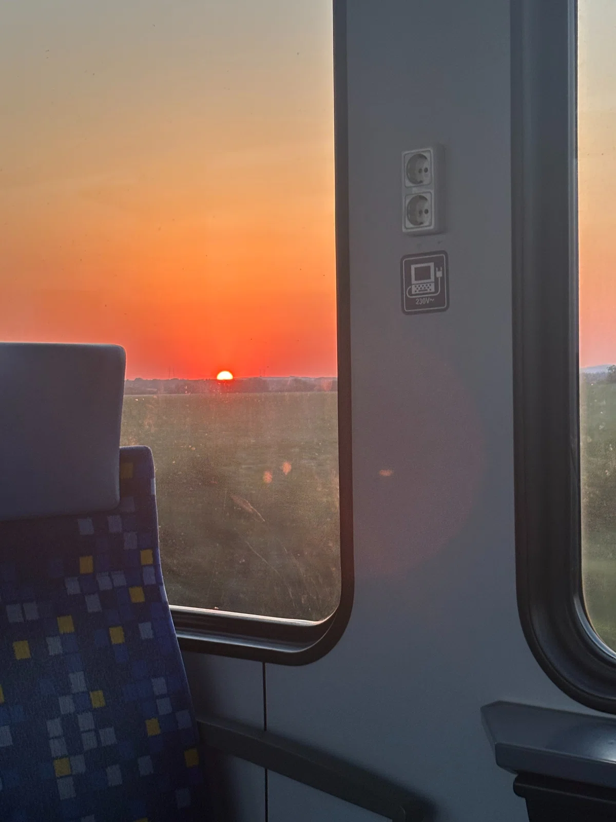移動中の電車から見た夕焼け。