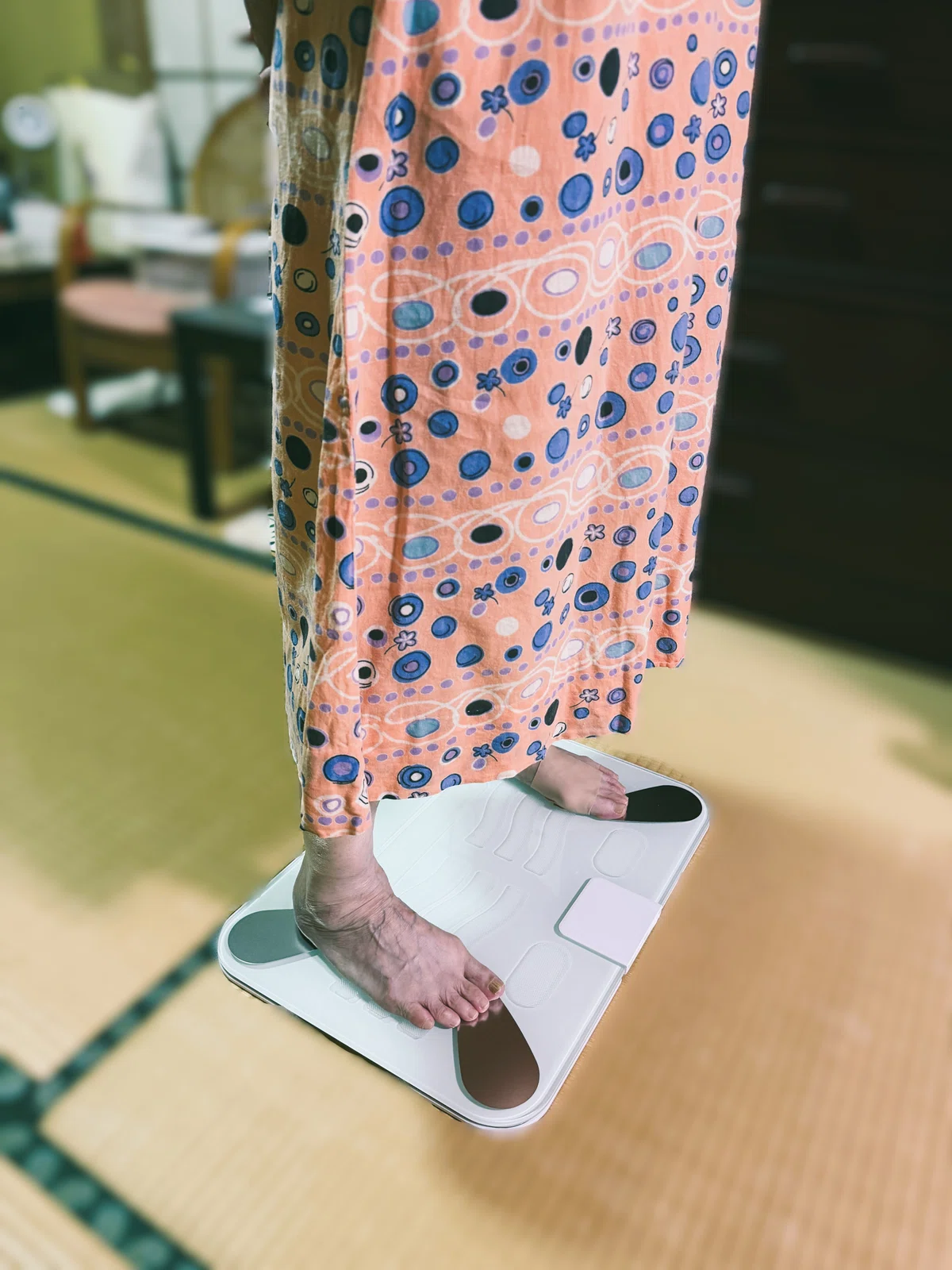 スマートバスマット 体組成計モデル（2026）に乗って測定している母