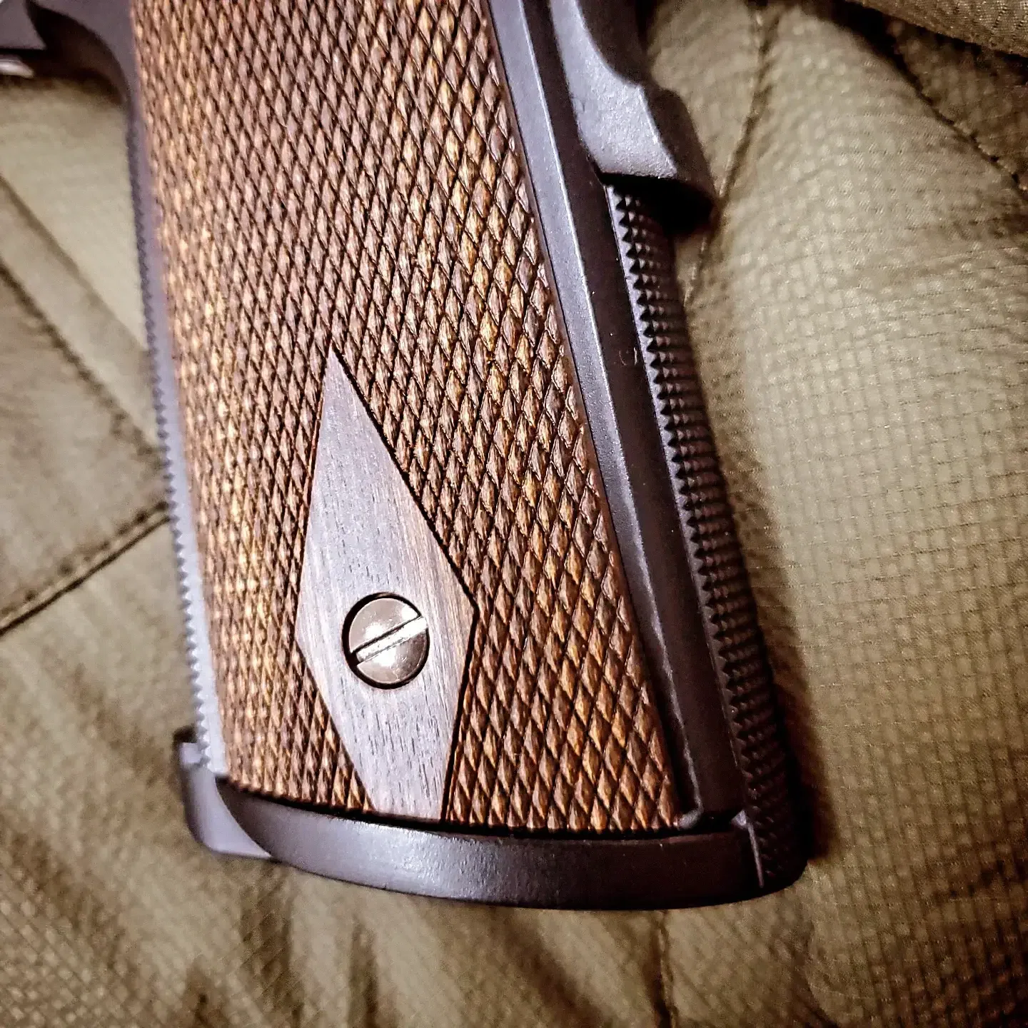 1911系 木製グリップ＆マグウェルハウジング 1911マグウェルグリップとは？｜ワシントン商会