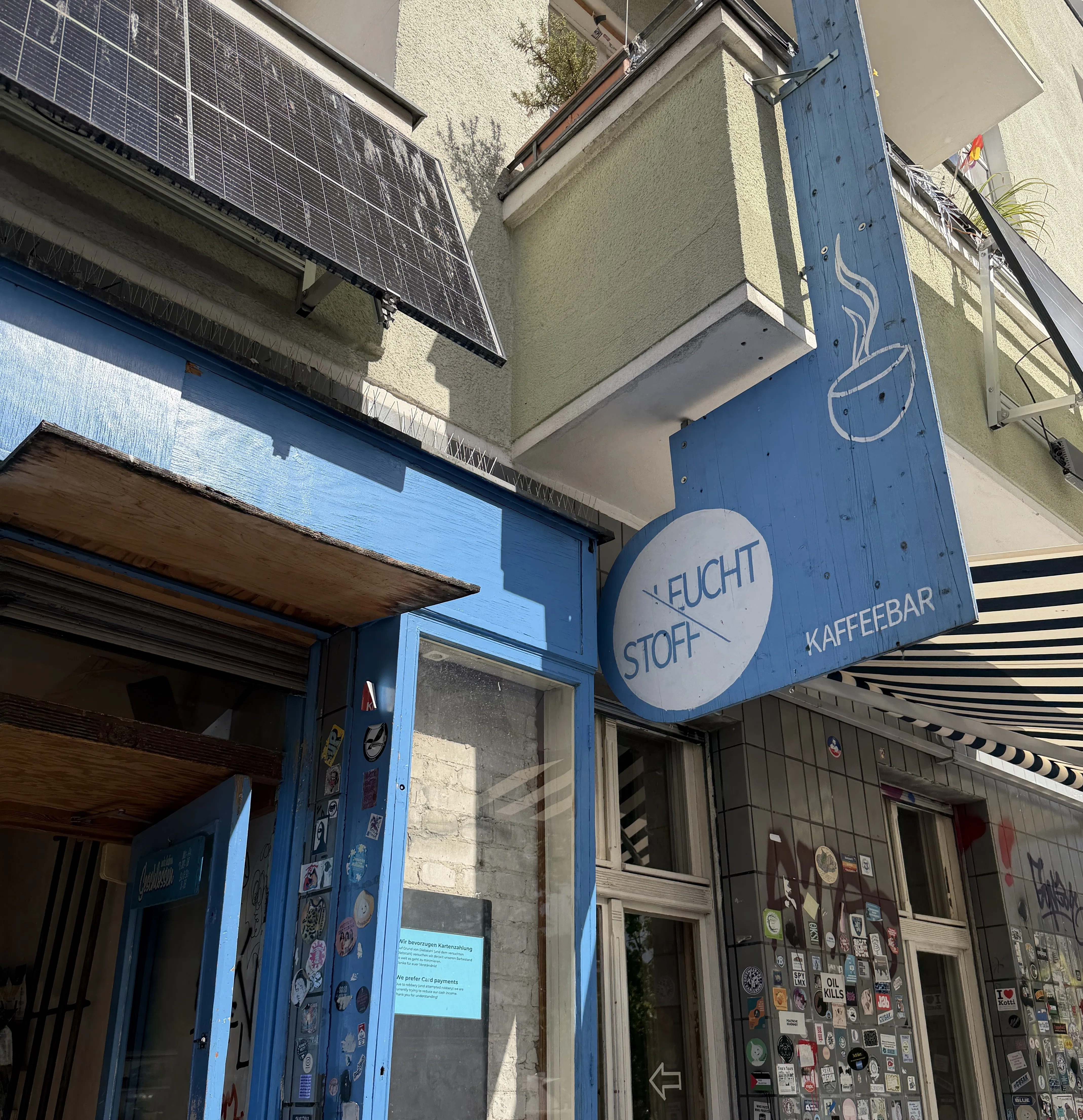 ベルリンCafe記 01 | 2段ベッド方式でくつろぐ市民たち｜ベルリンのタナカ