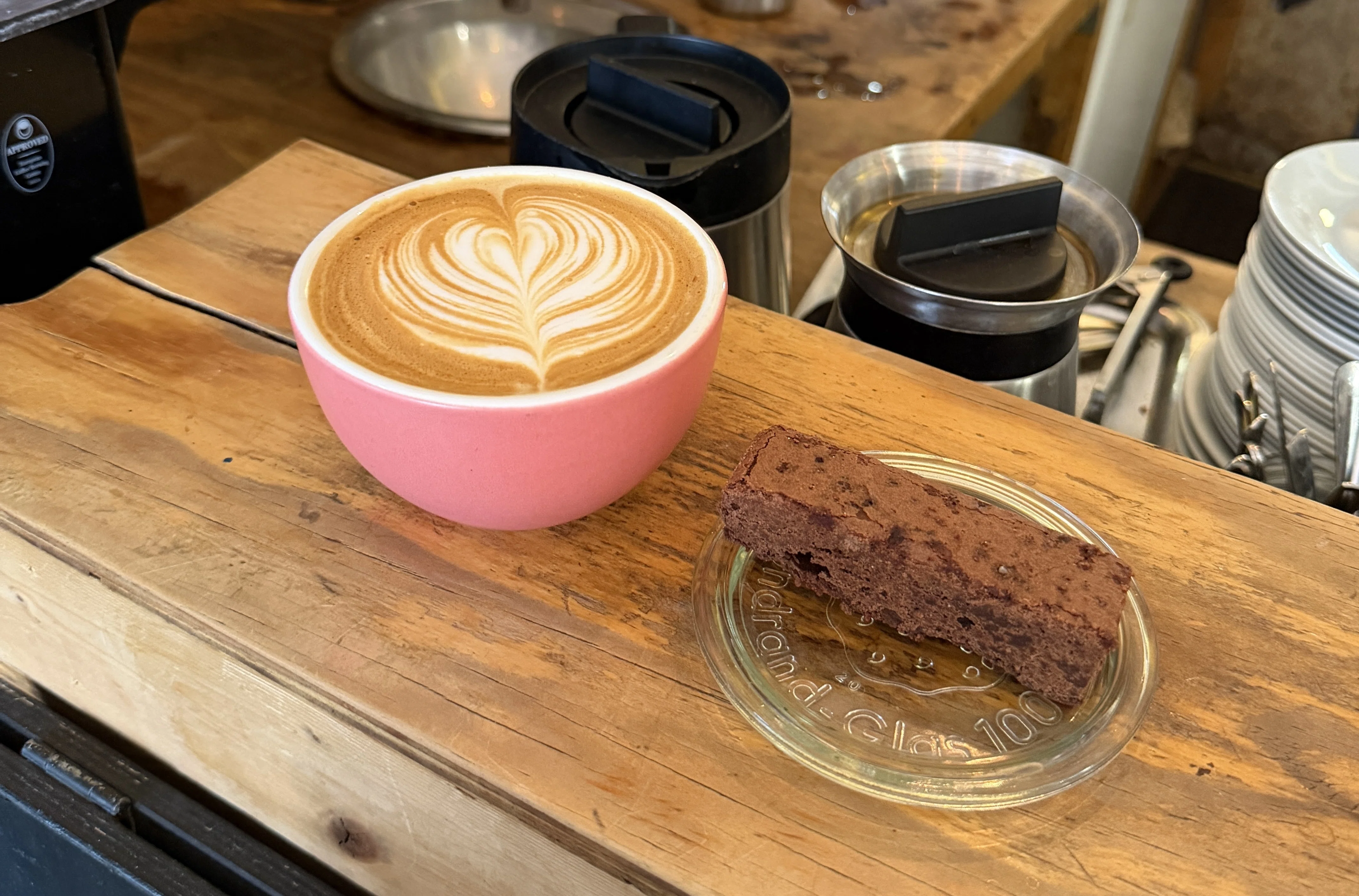 ベルリンCafe記 01 | 2段ベッド方式でくつろぐ市民たち｜ベルリンのタナカ