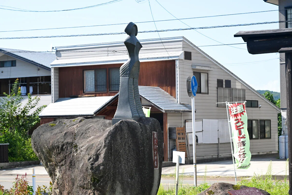 道路脇に縄文の女神